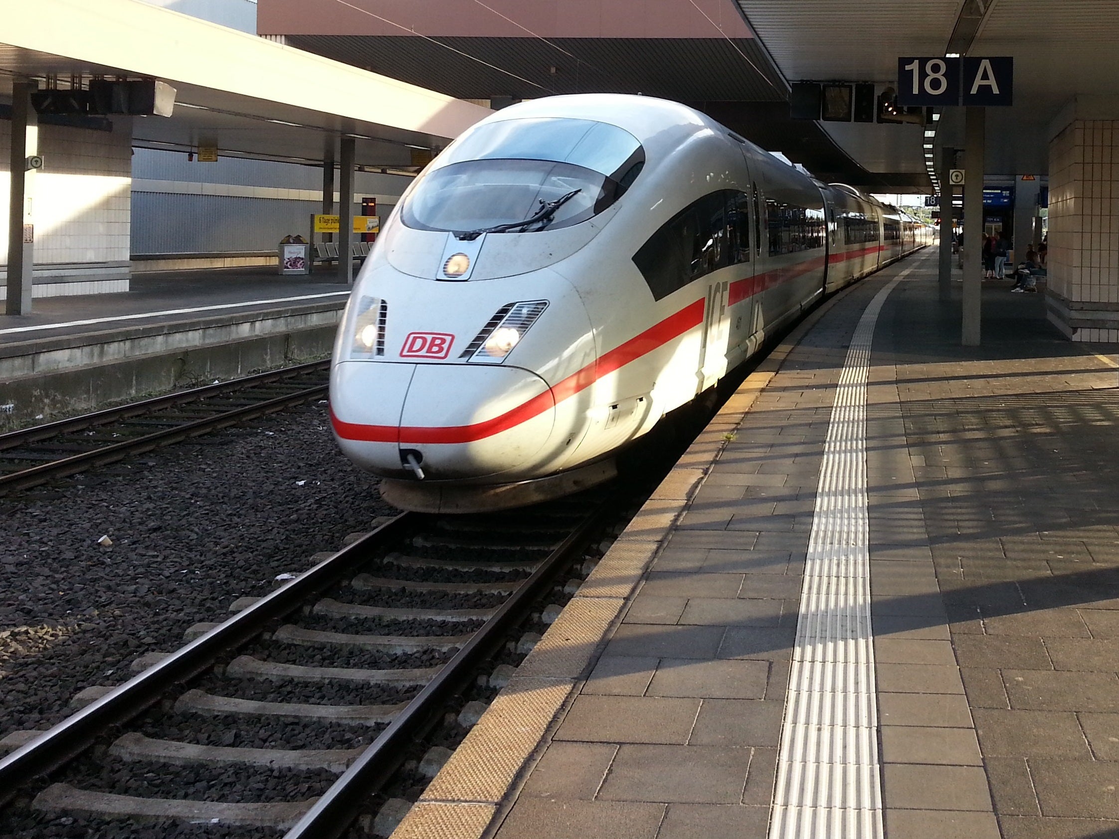 Zug an einem Bahnhof