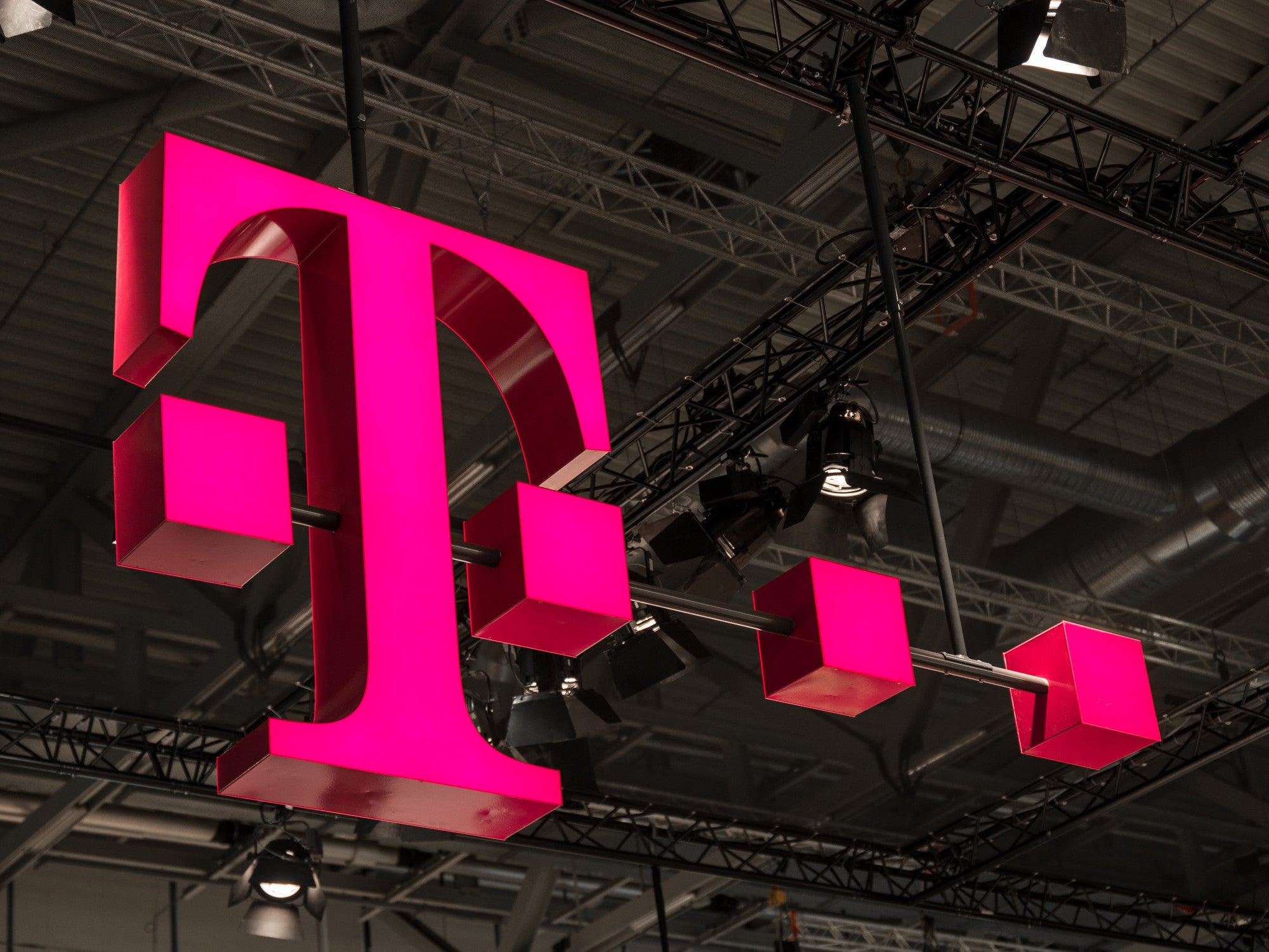 Logo der Deutschen Telekom an der Decke eines Messestandes.