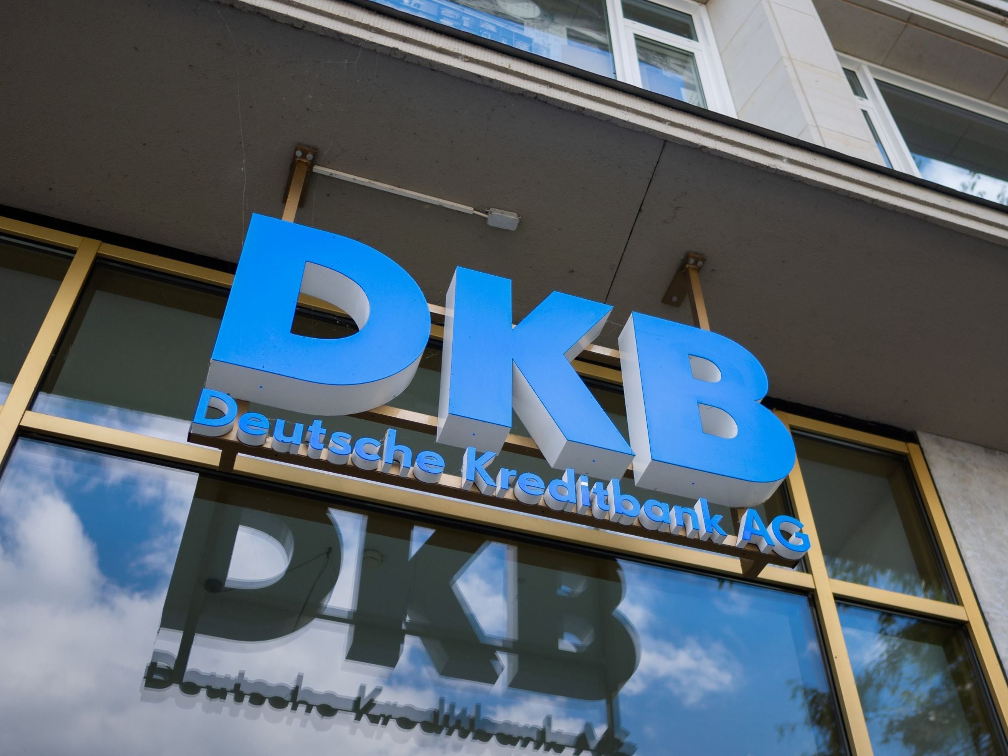 DKB Logo an einem Store