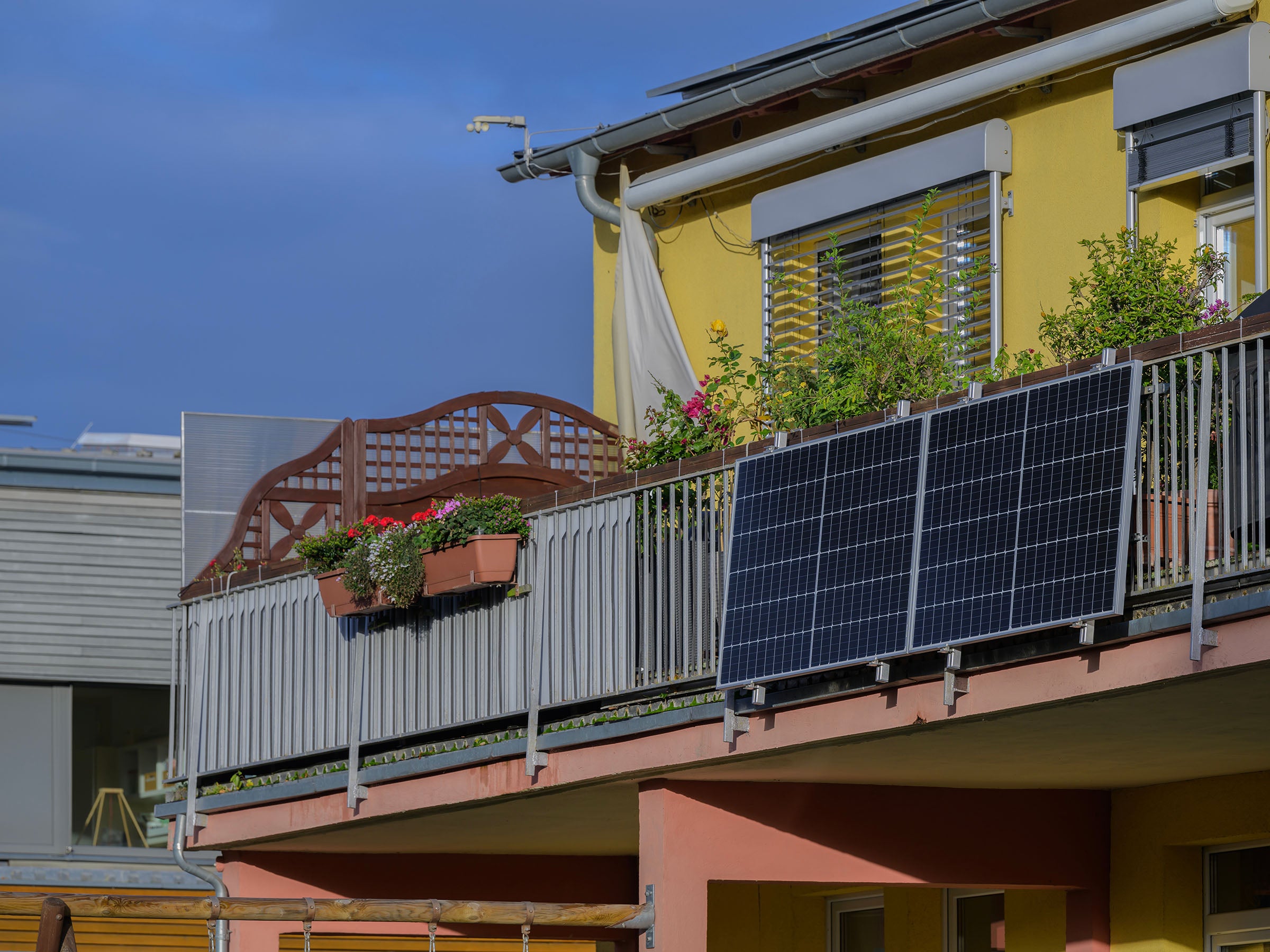 Balkonkraftwerk auf einem Balkon an Wohnhaus