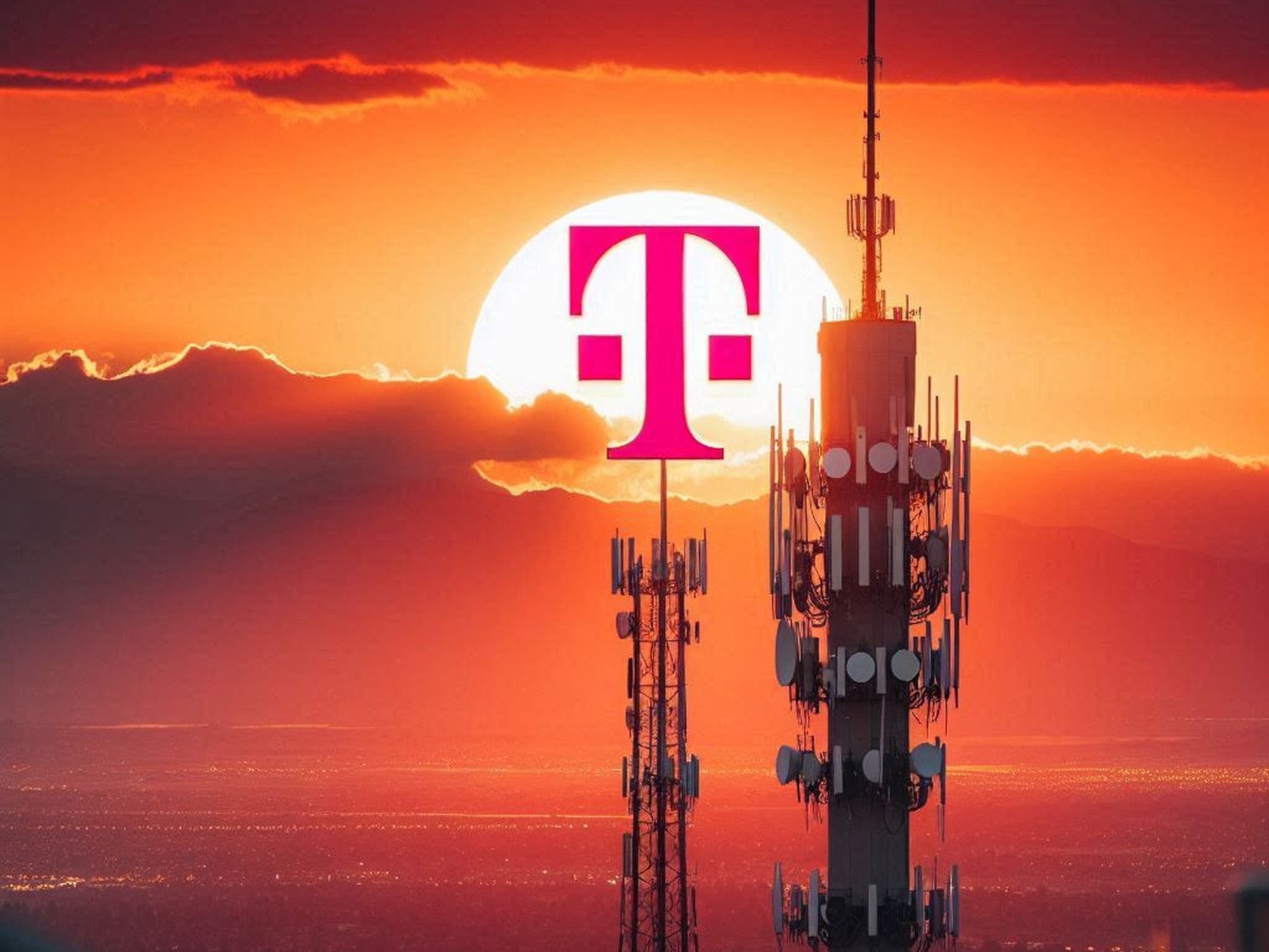 Mobilfunkmasten mit Telekom-Logo.