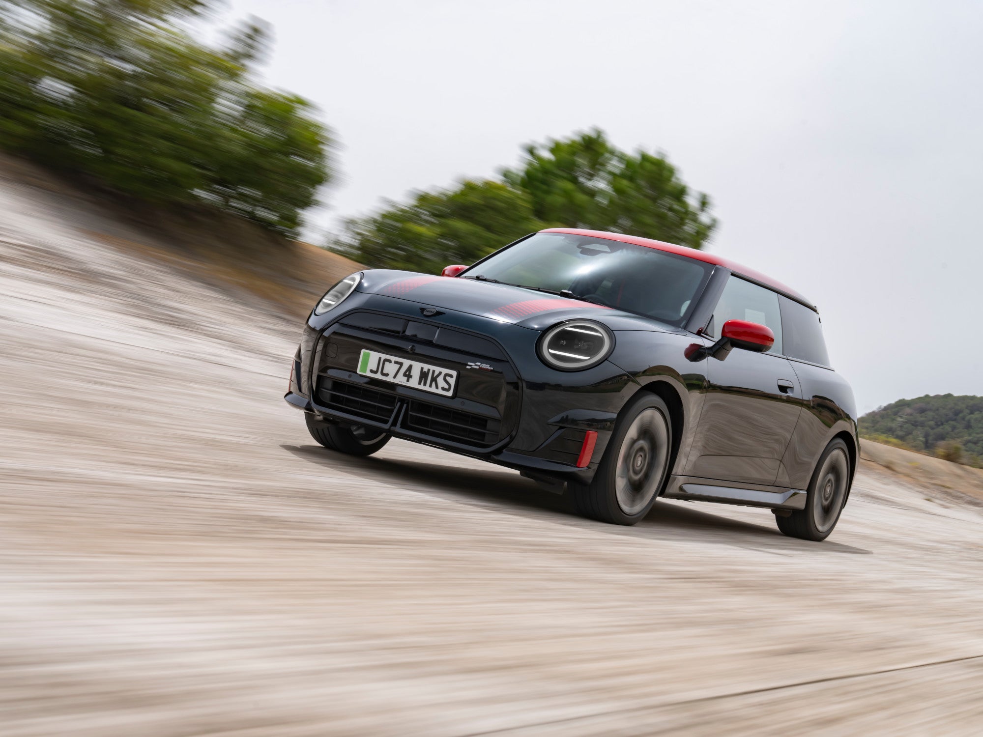 Der MINI John Cooper Works Electric während der Fahrt auf einer Straße.