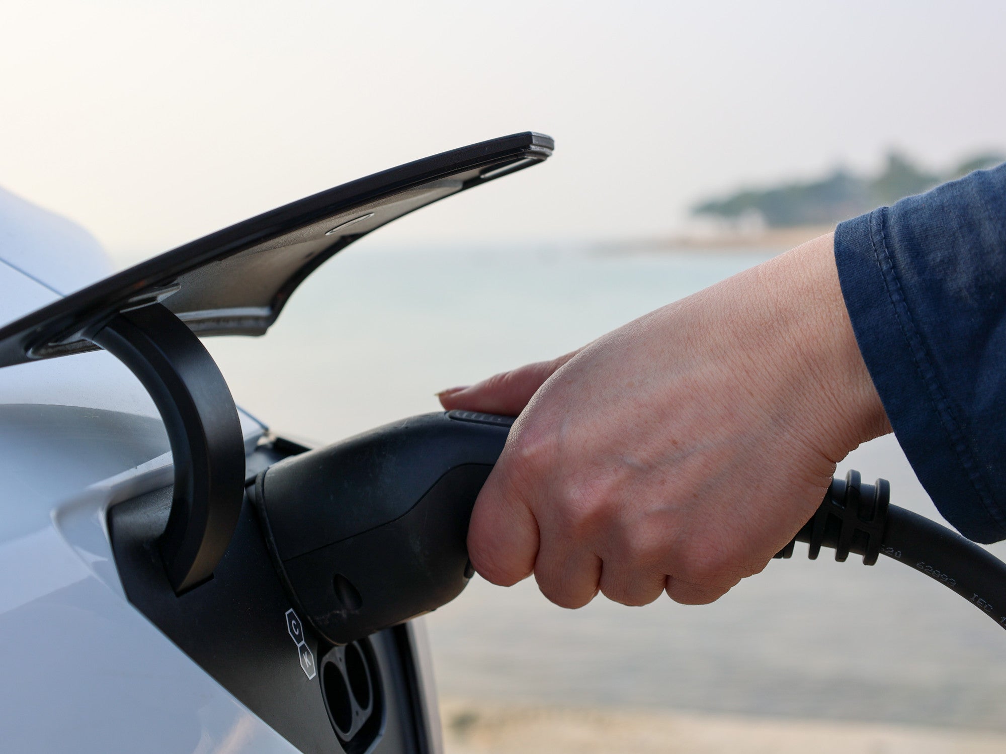 Ladeanschluss an einem E-Auto mit Ladestecker.