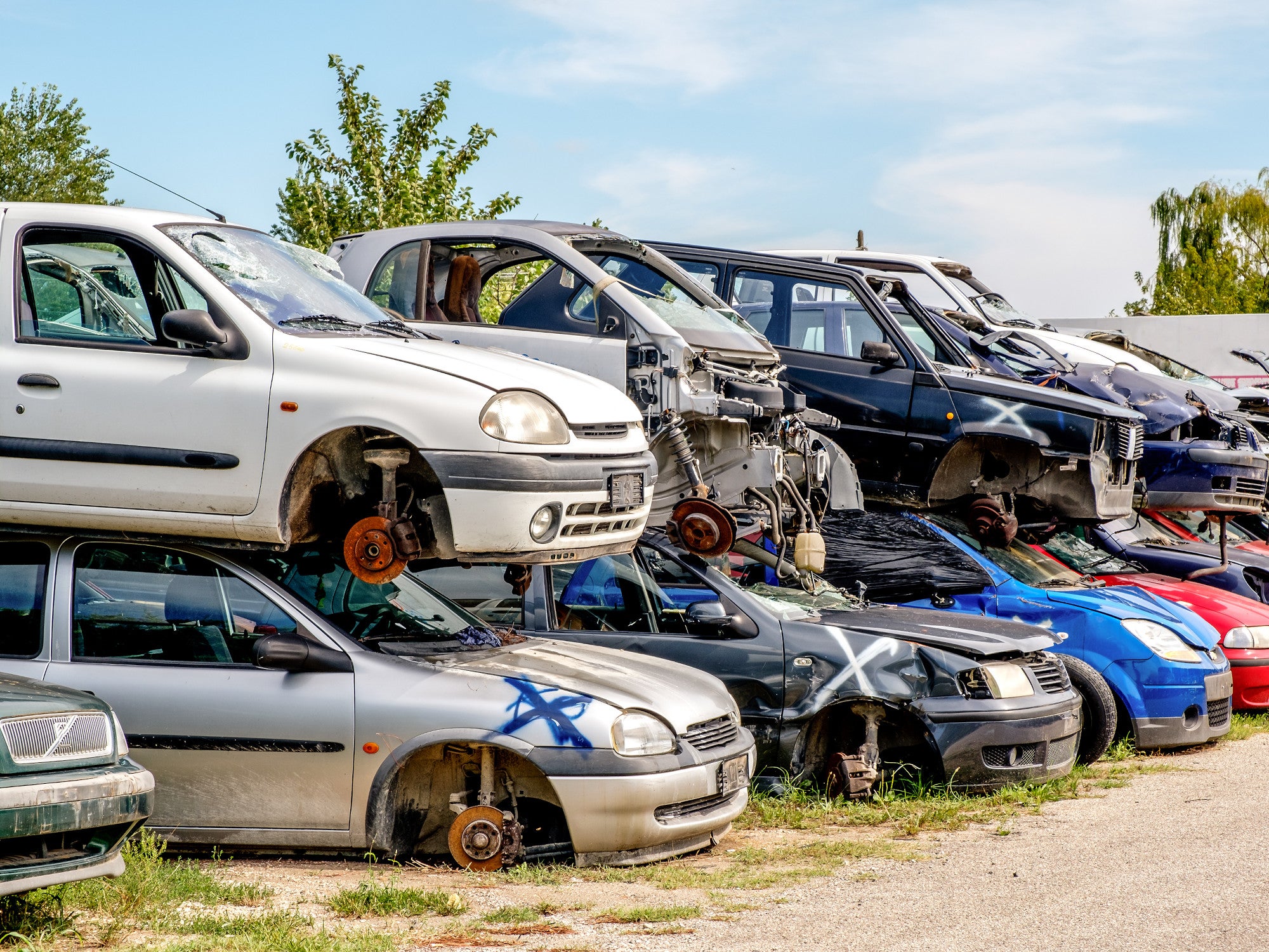 Schrottplatz mit alten Autos.