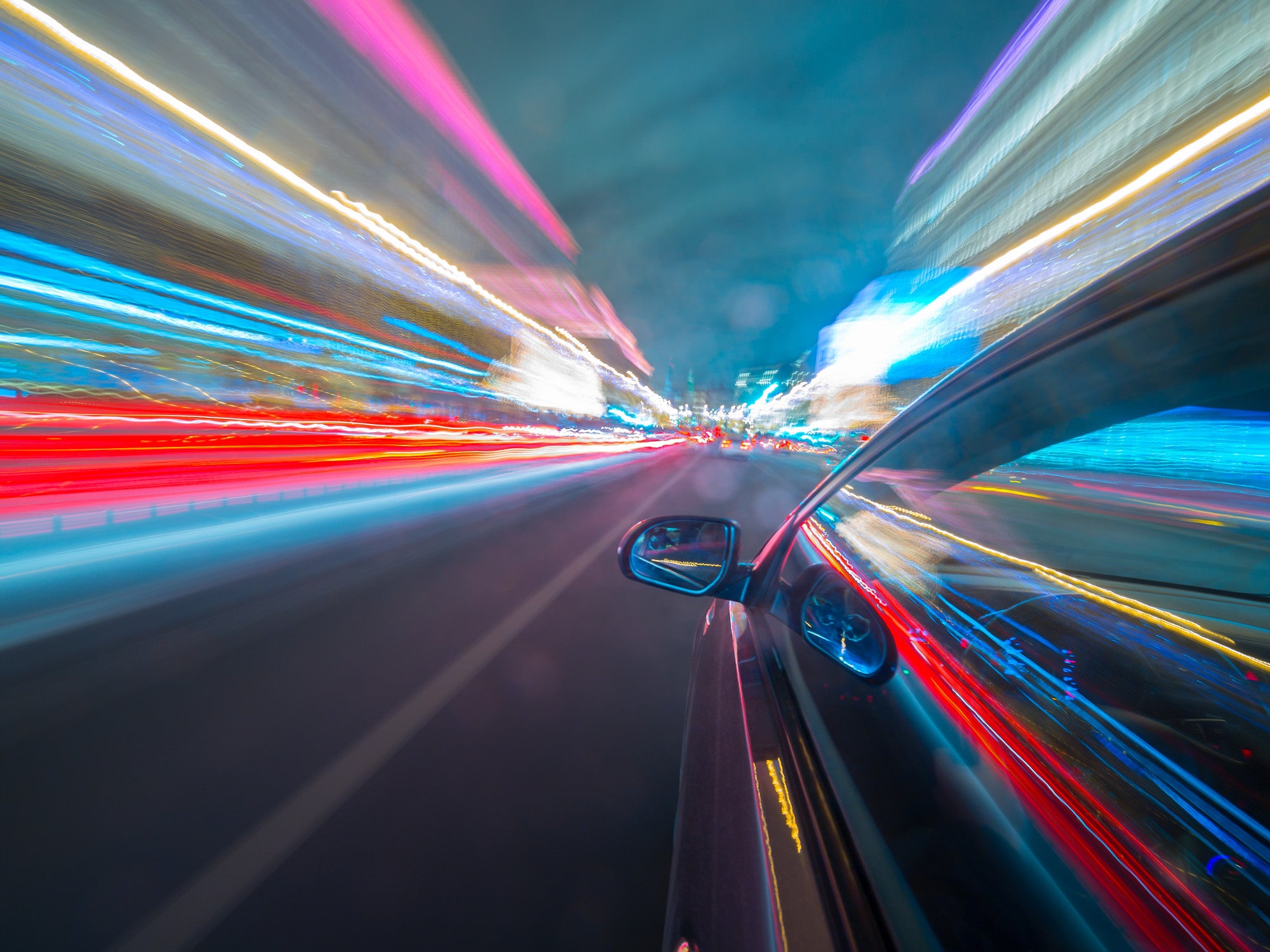 Blick von der Seite des Autos in einer Nacht Stadt, Blured Straße mit Licht mit Auto auf Hochgeschwindigkeit.