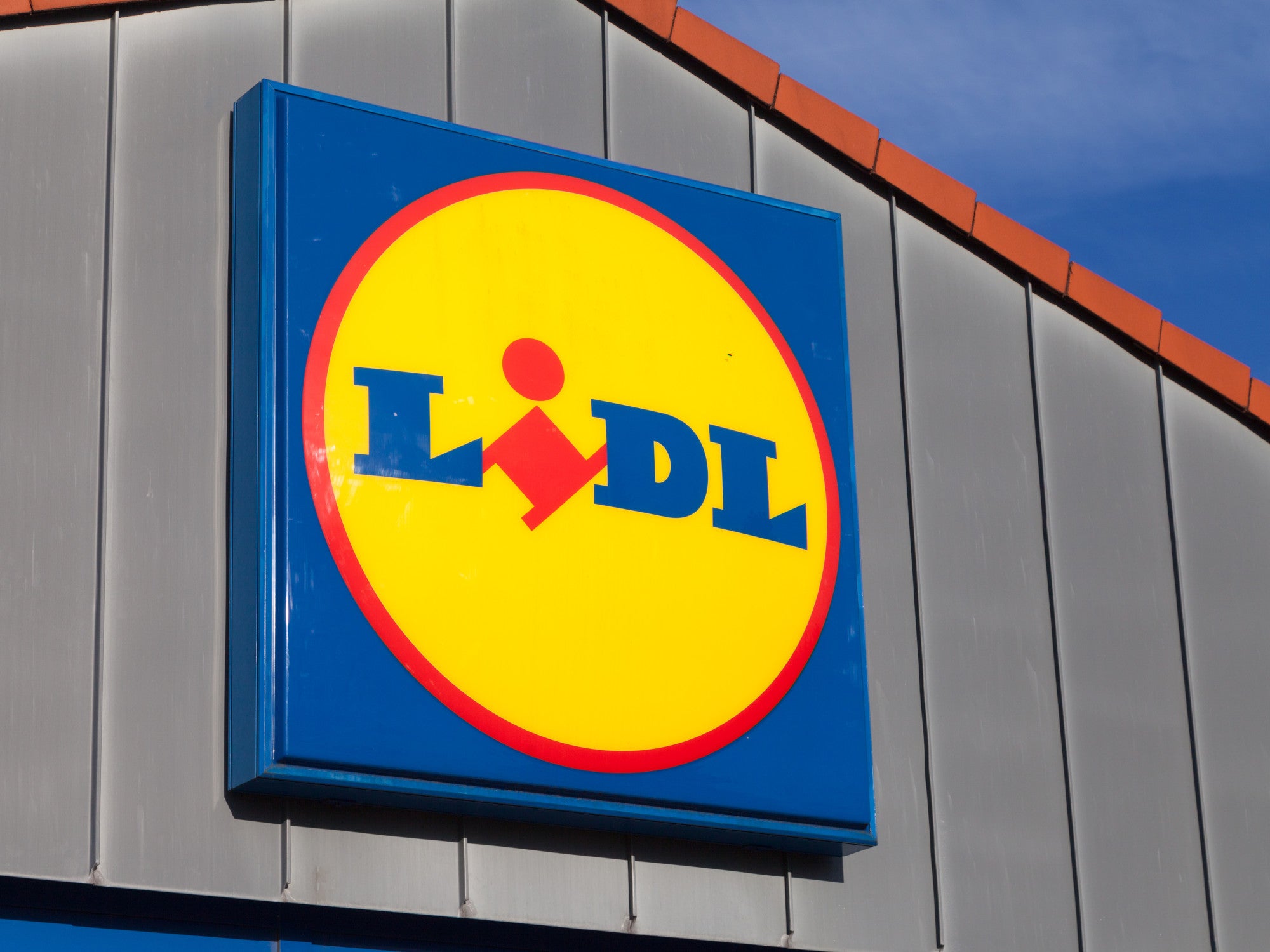 Lidl von Logo am Dach einer Filiale.