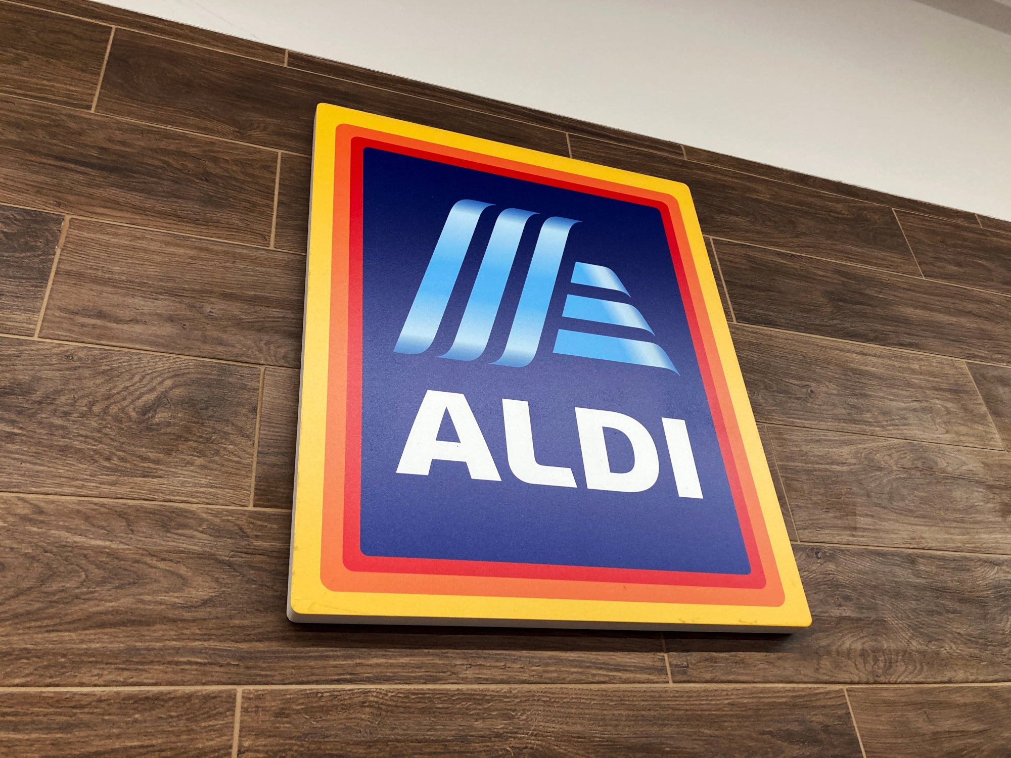 Aldi-Logo an einer Filiale.