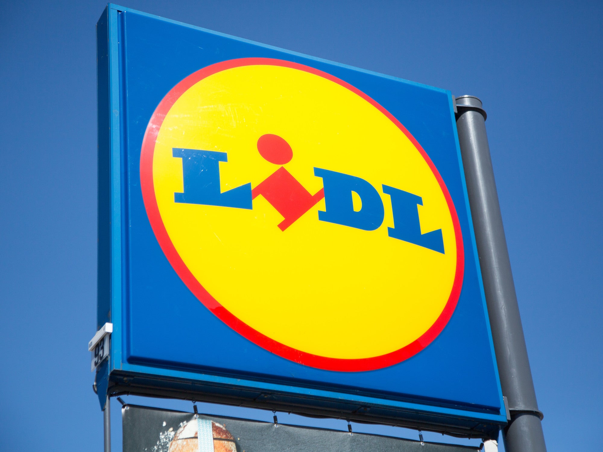 Logo von Lidl auf einem Straßenschild.