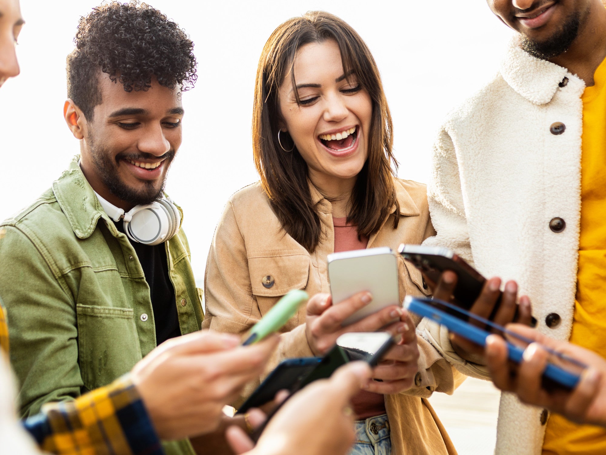 Junge Menschen nutzen Smartphones.