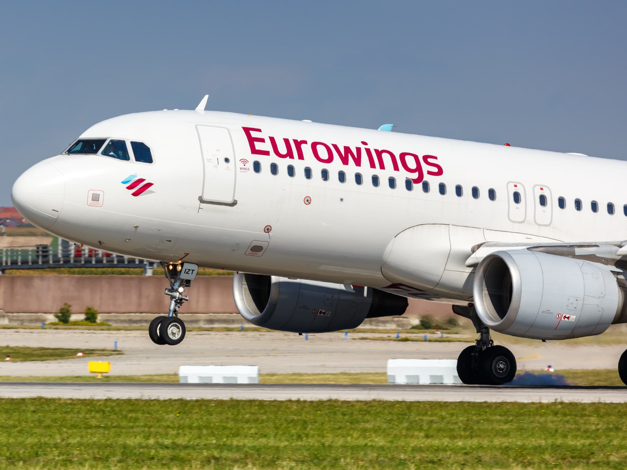 Eurowings-Flugzeug startet.