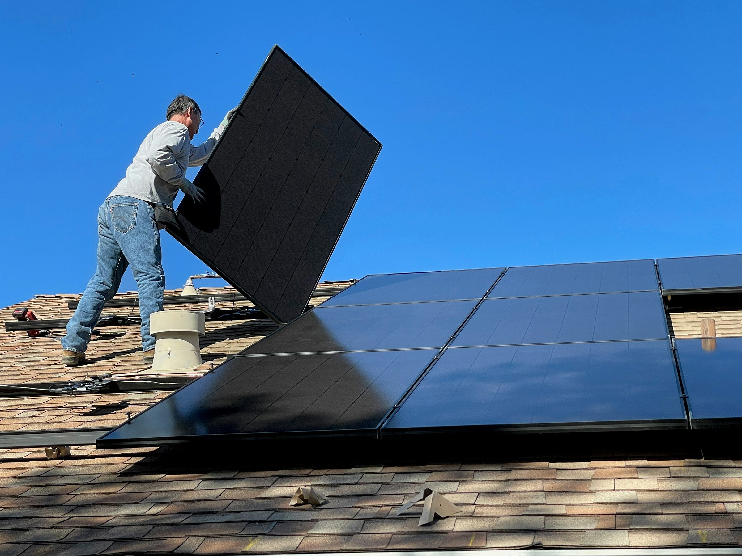 PV-Anlage bei der Dachmontage