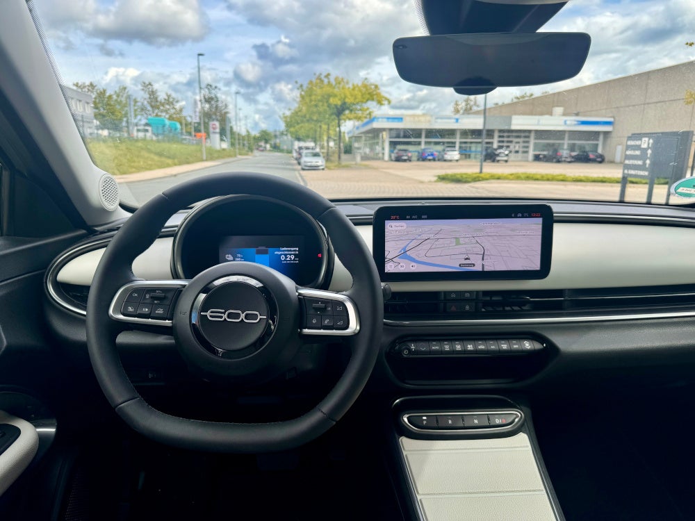 Blick ins Cockpit des Fiat 600 Elektro.