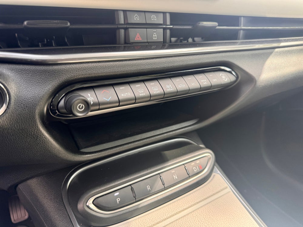 Druck-Tasten im Cockpit des Fiat 600 Elektro.