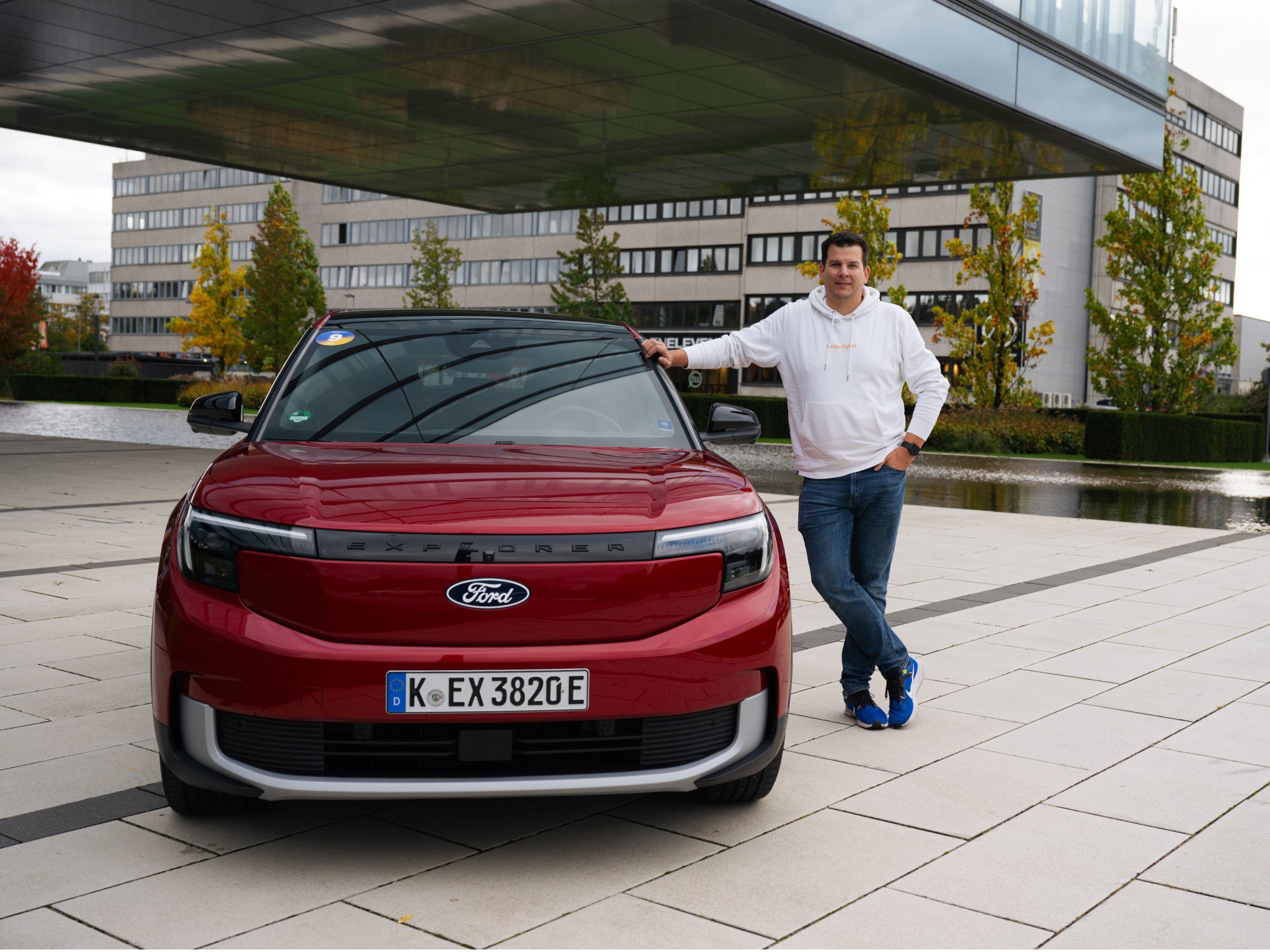 Hayo Lücke, Redakteuer von inside digital, neben dem Ford Explorer Electric.