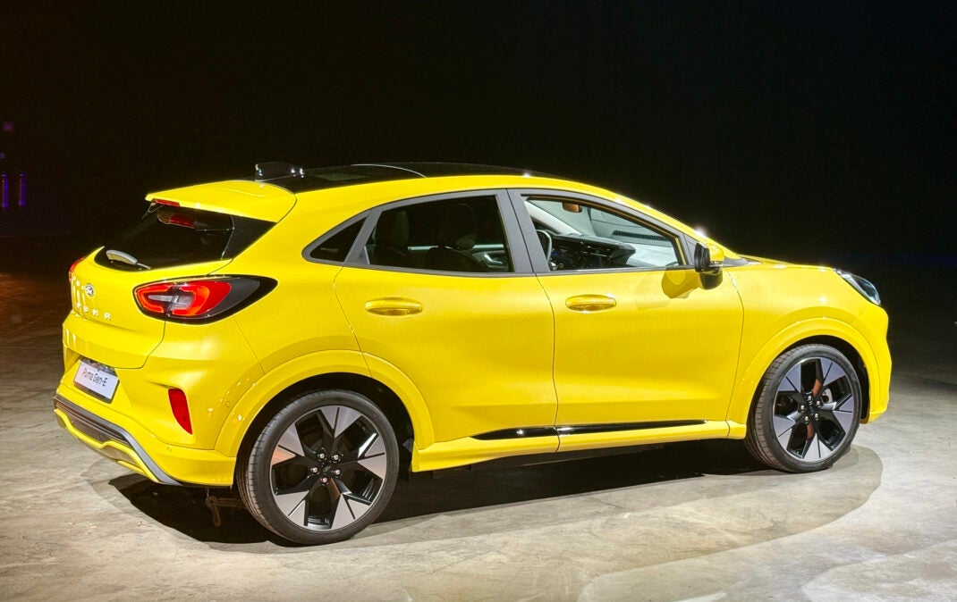 Ford Puma Gen-E in der seitlichen Heckansicht bei der Weltpremiere in Köln.