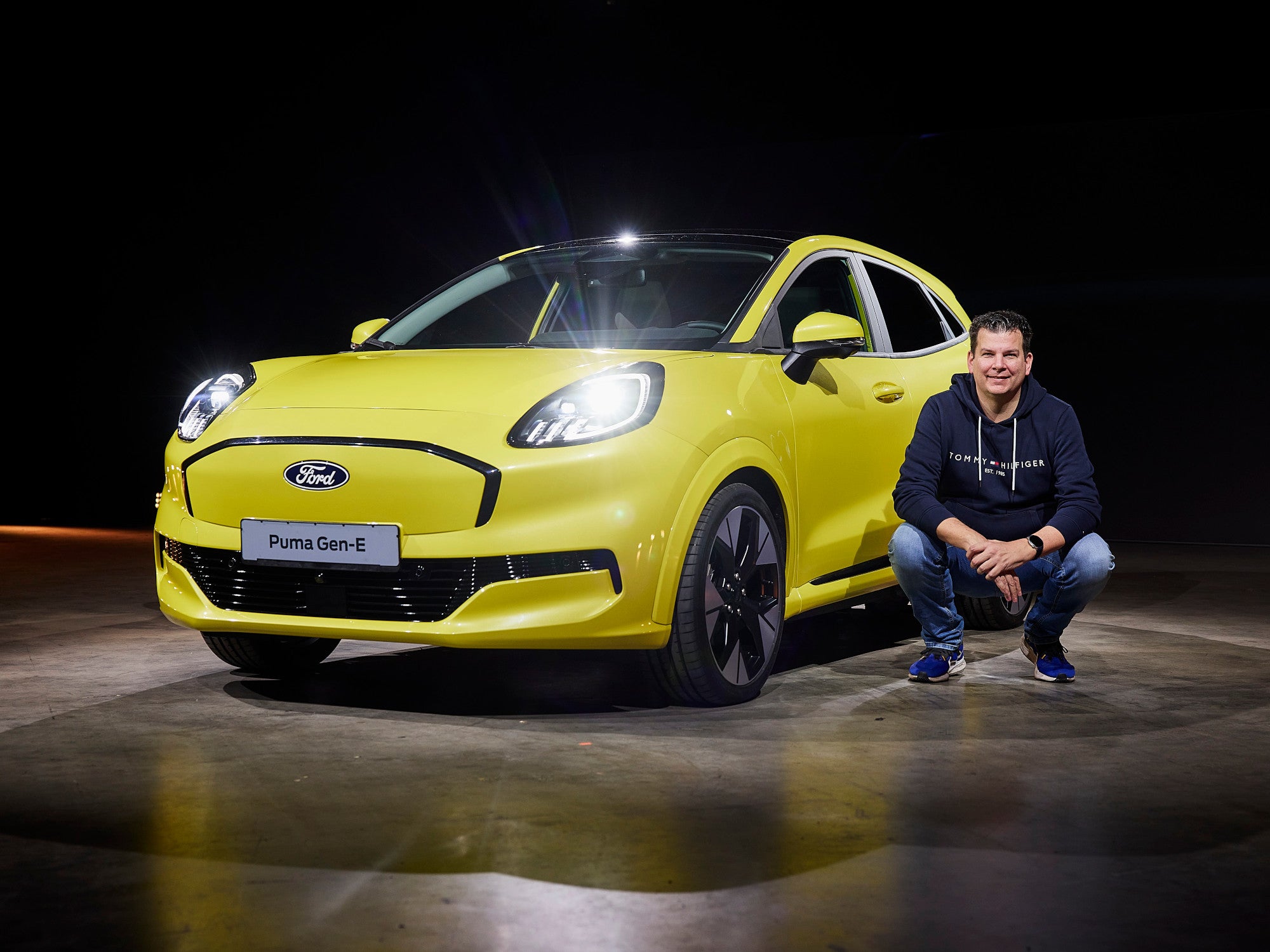 Hayo Lücke neben dem Ford Puma Gen-E bei der Weltpremiere.