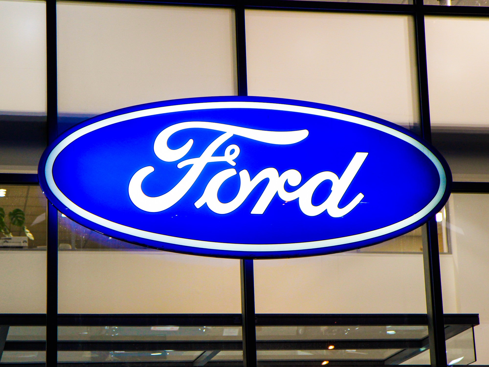 Logo von Ford an einem Autohaus.