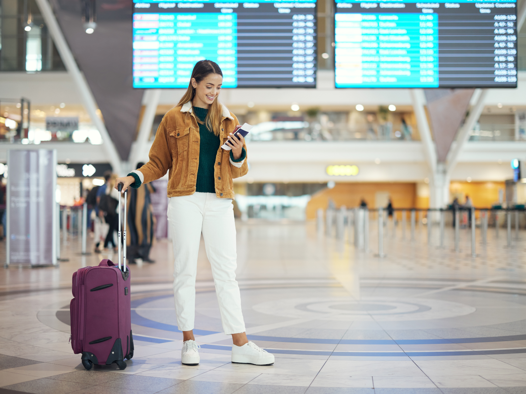 Frau mit Koffer am Flughafen