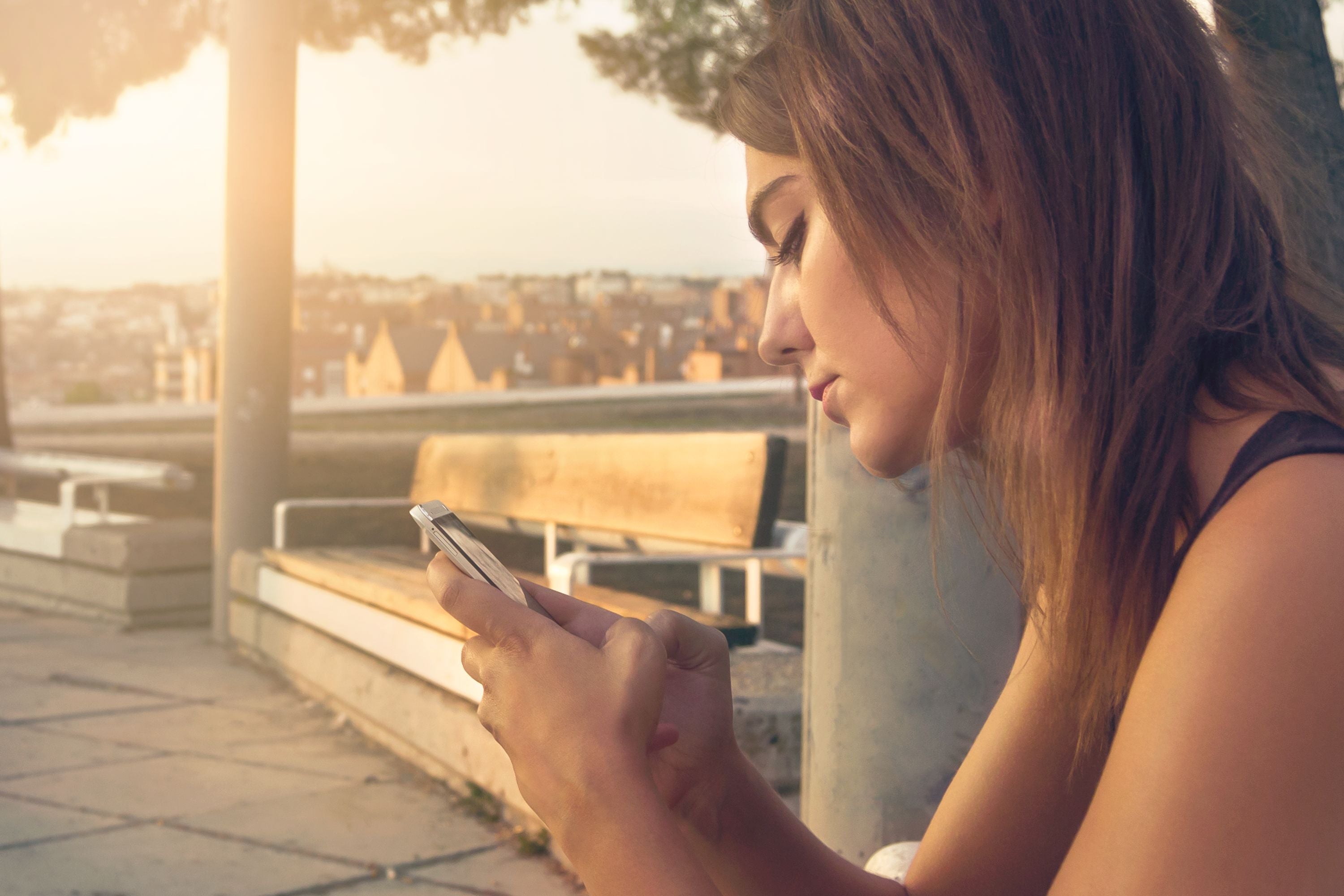 Eine Frau schaut auf ihr Smartphone