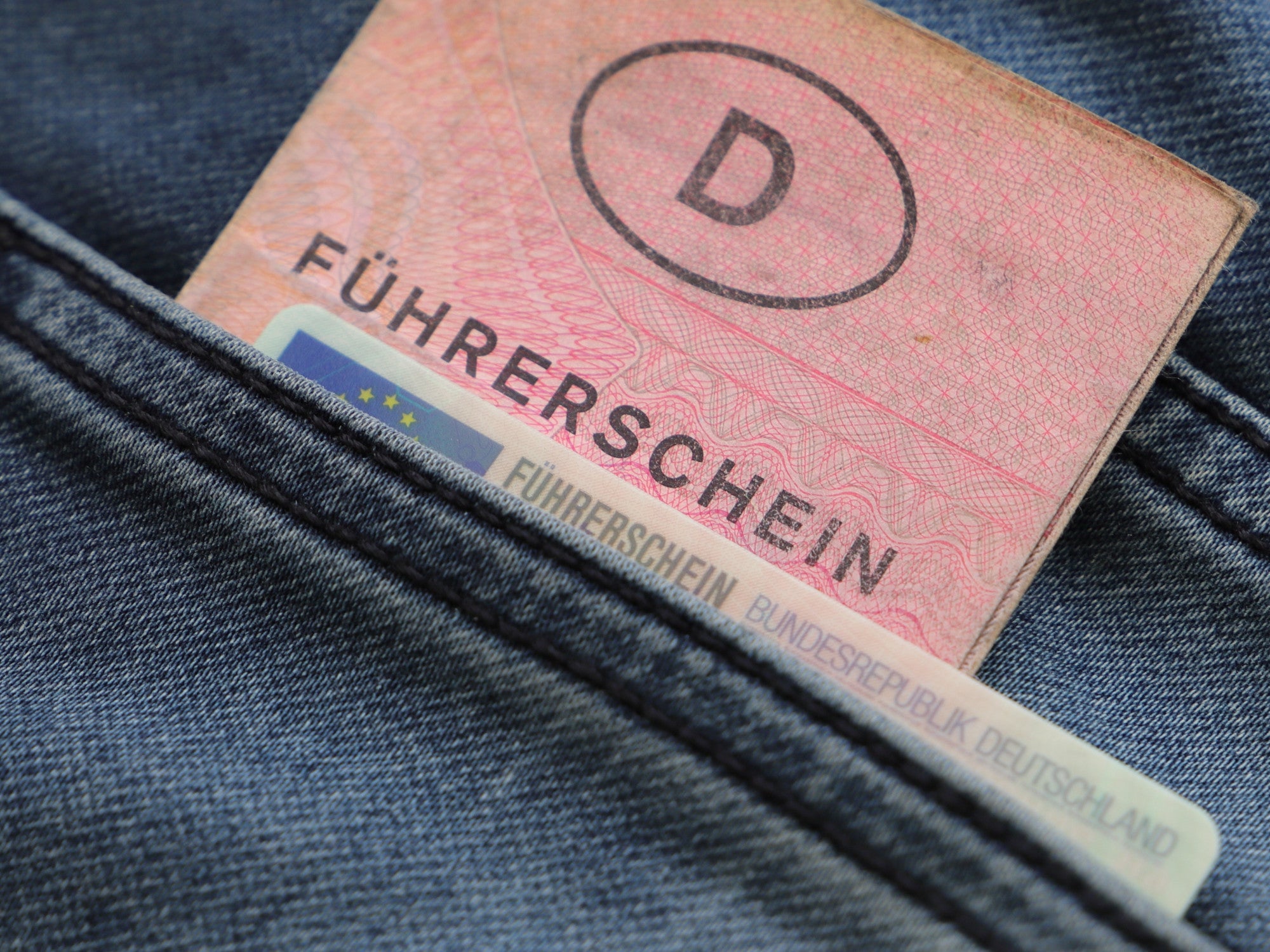 Alter und neuer Führerschein in einer Hosentasche einer Jeans.