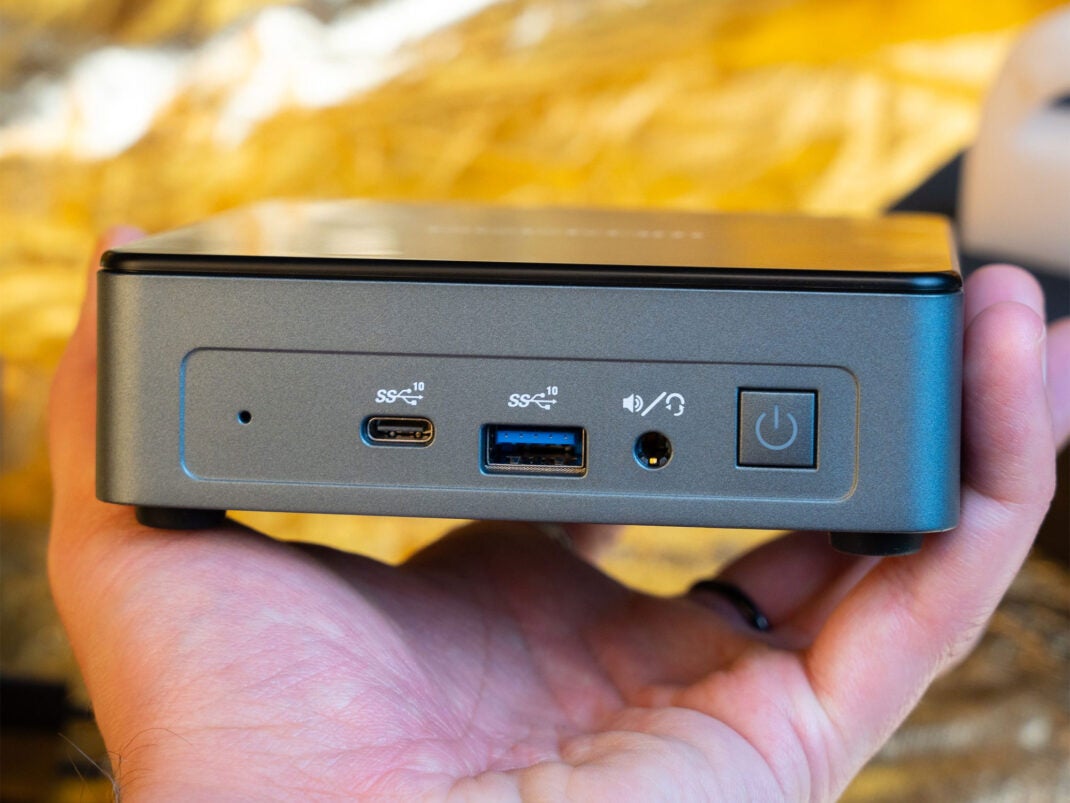 Mini-PC in einer Hand, sichtbar sind u. a. USB-Anschlüsse