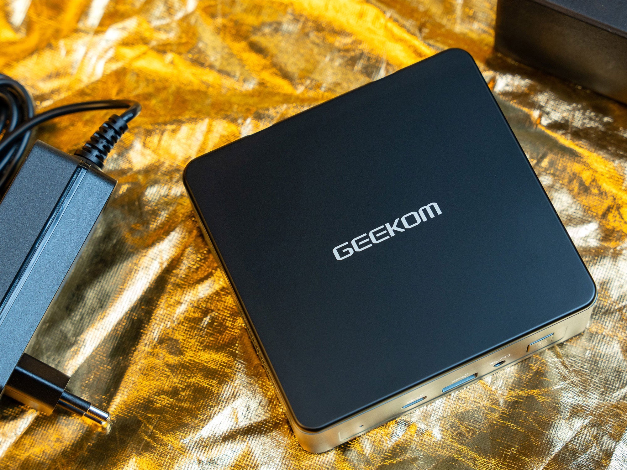 Geekom Mini PC Draufsicht mit Schriftzug