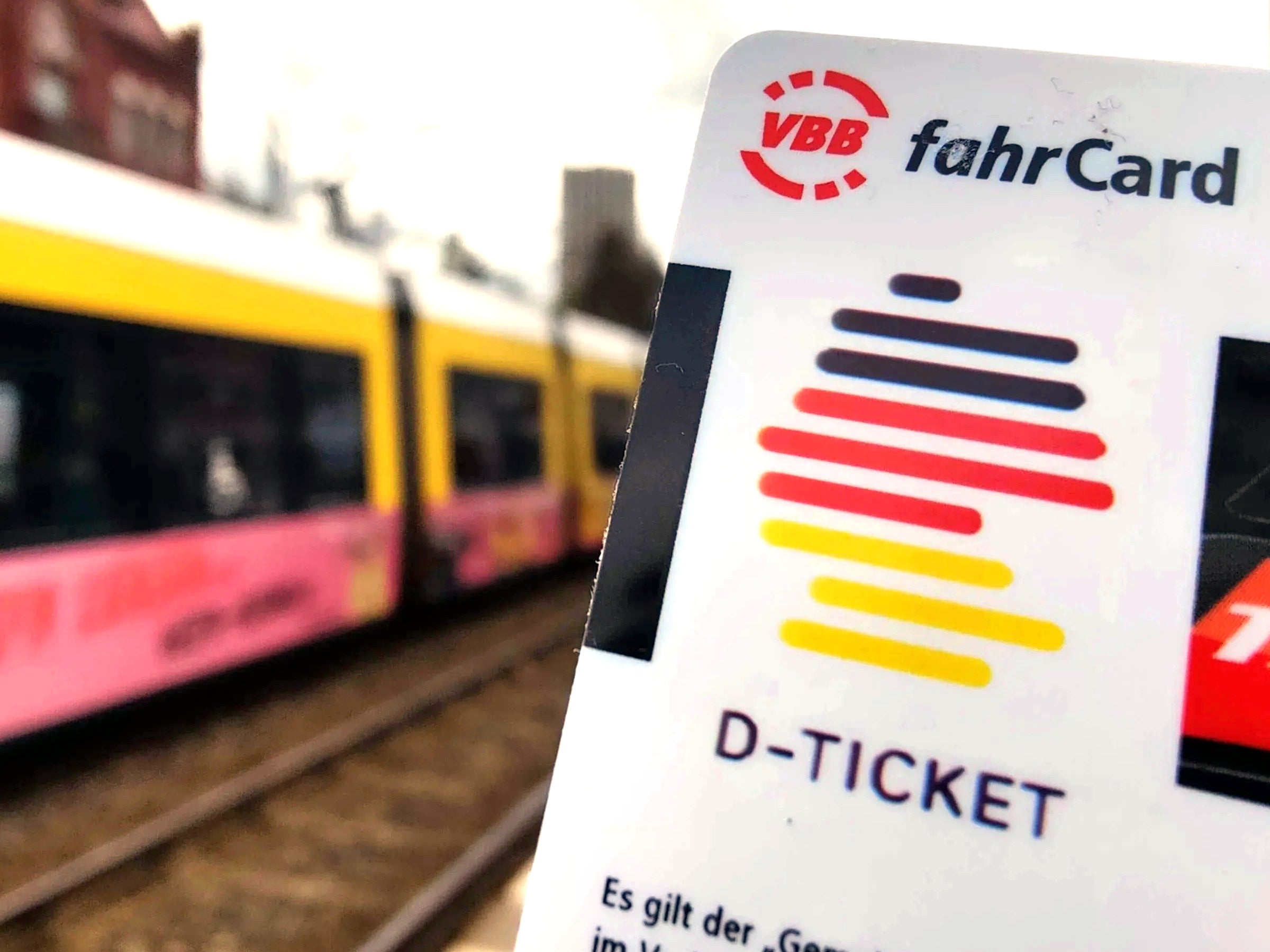 Deutschlandticket vor einem Zug