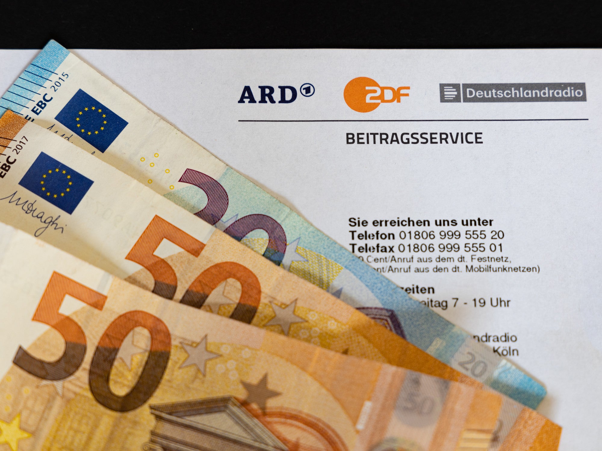 Post vom Beitragsservice von ARD und ZDF mit Geldscheinen.