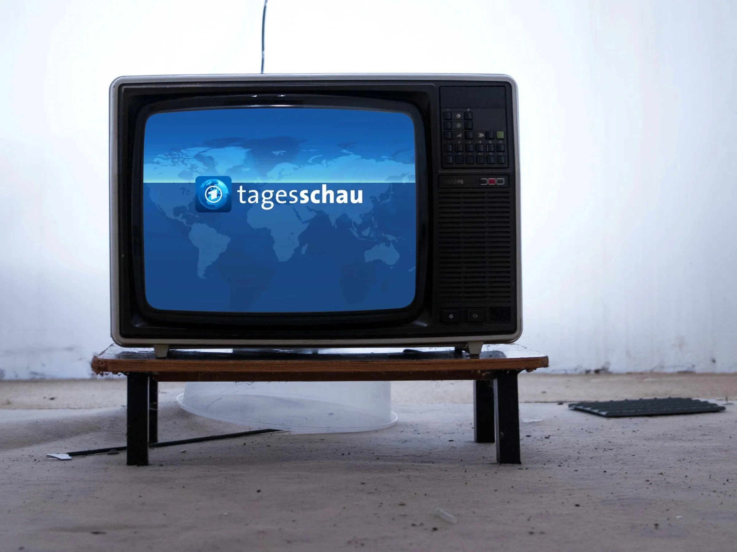 Ein Fernseher auf dem das Logo der Tagesschau zu sehen ist