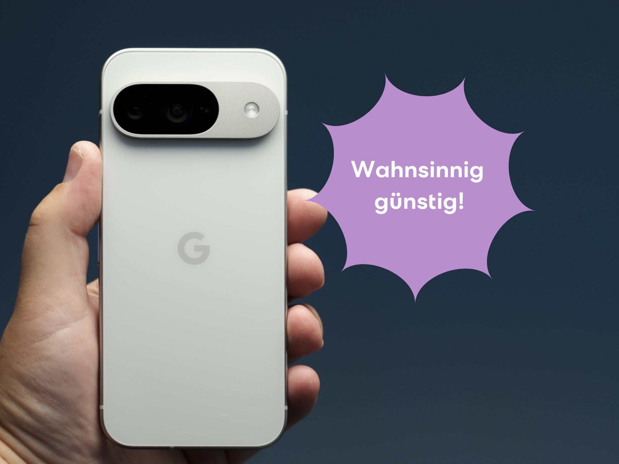 Eine Hand hält das Google Pixel 9 in weiß