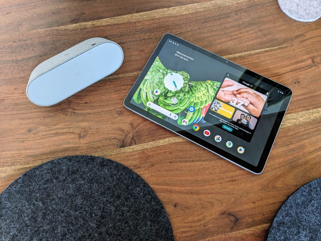 Google Pixel Tablet und Ladedock liegen auf einem Tisch