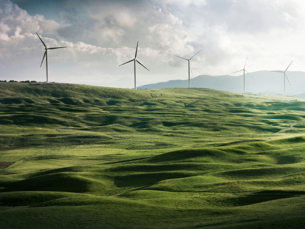 Windräder in grüner Landschaft