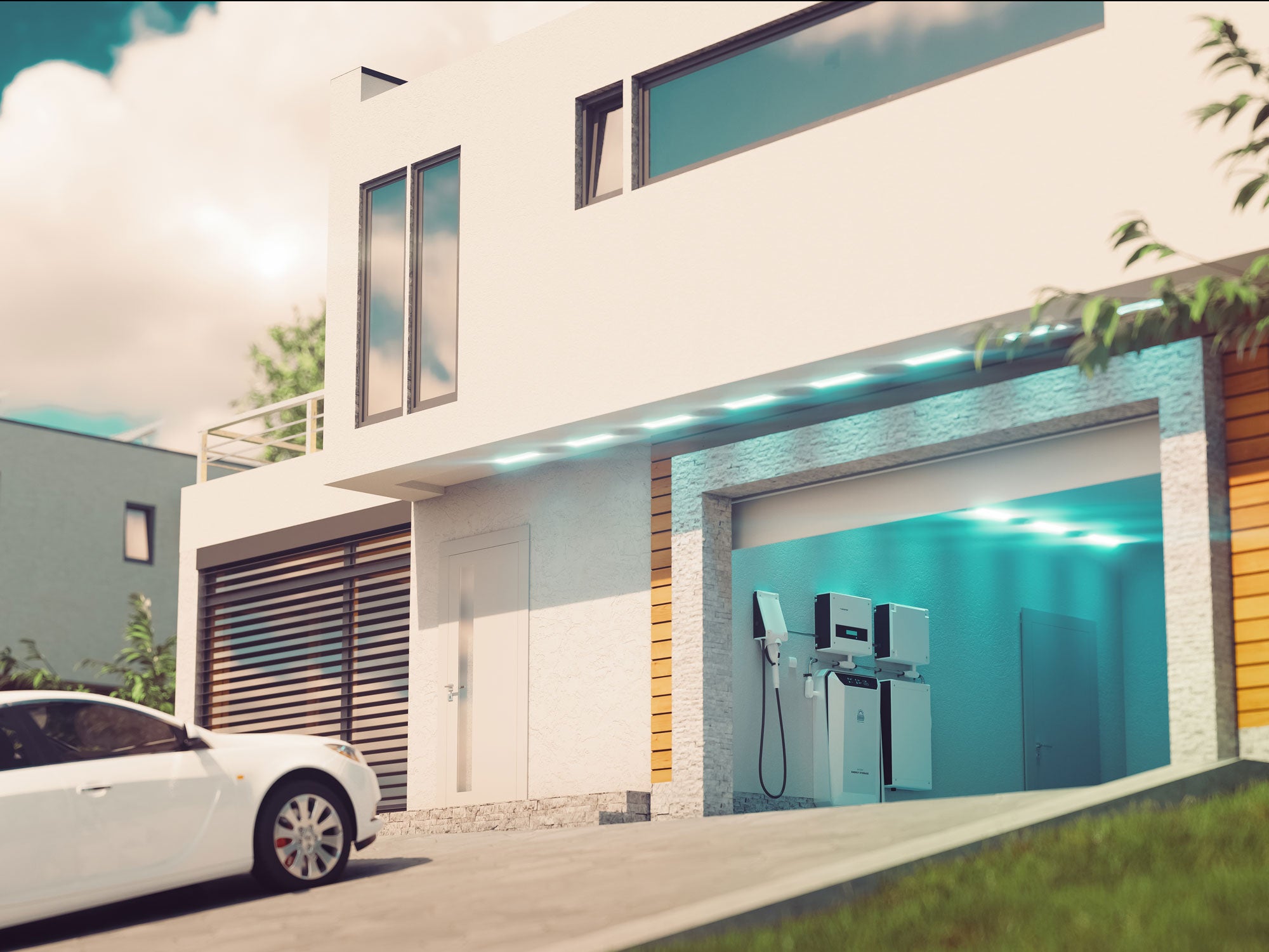 Ein Haus mit offener Garage, in der ein Hausbatteriespeicher eingebaut ist.