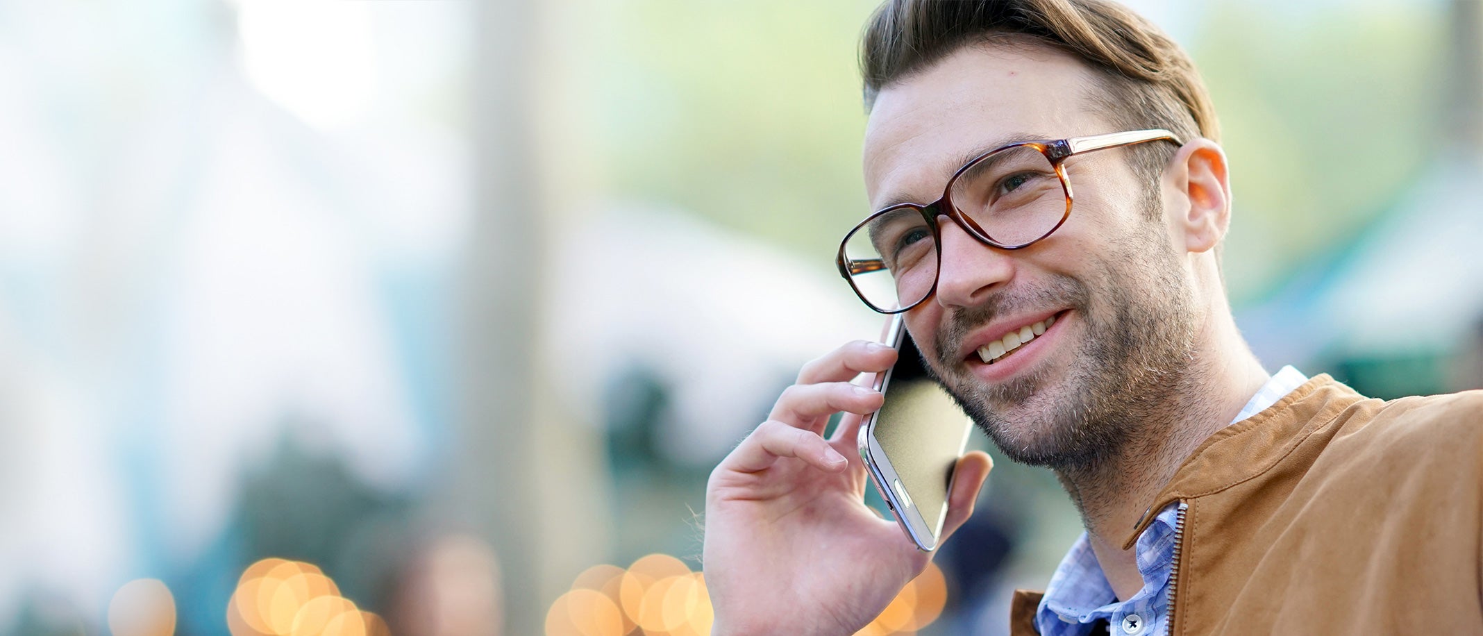 Lässiger Mann telefoniert mit dem Smartphone