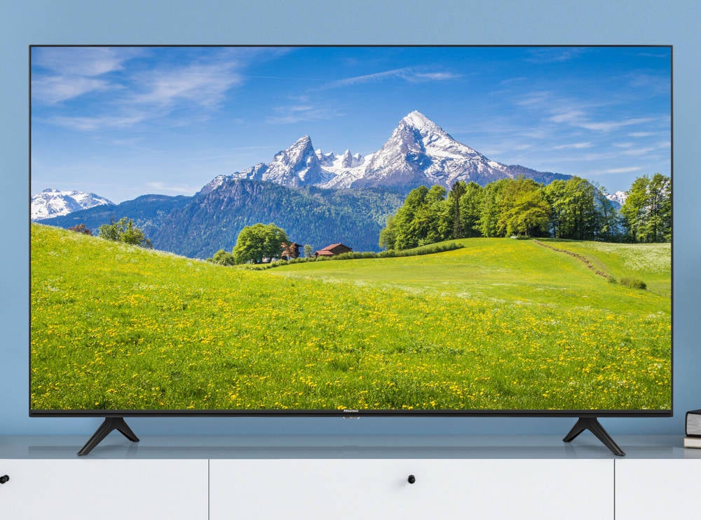 HISENSE 4K-UHD-Smart-TV 50A7100F, 126 cm (50 Zoll) steht auf einer Kommode.