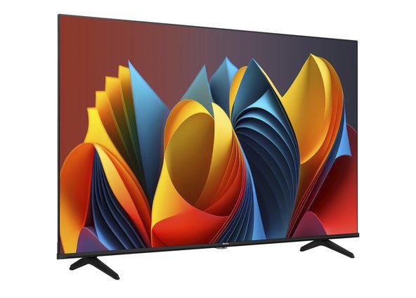 Hisense QLED-TV 55E77NQ in der Frontansicht.