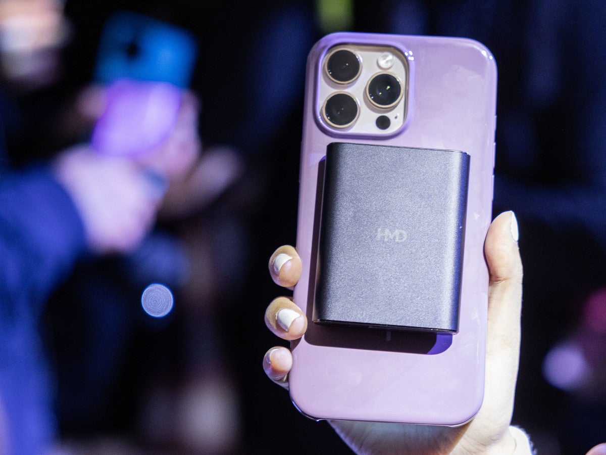 Das Etui der HMD Amped Buds an einem Smartphone