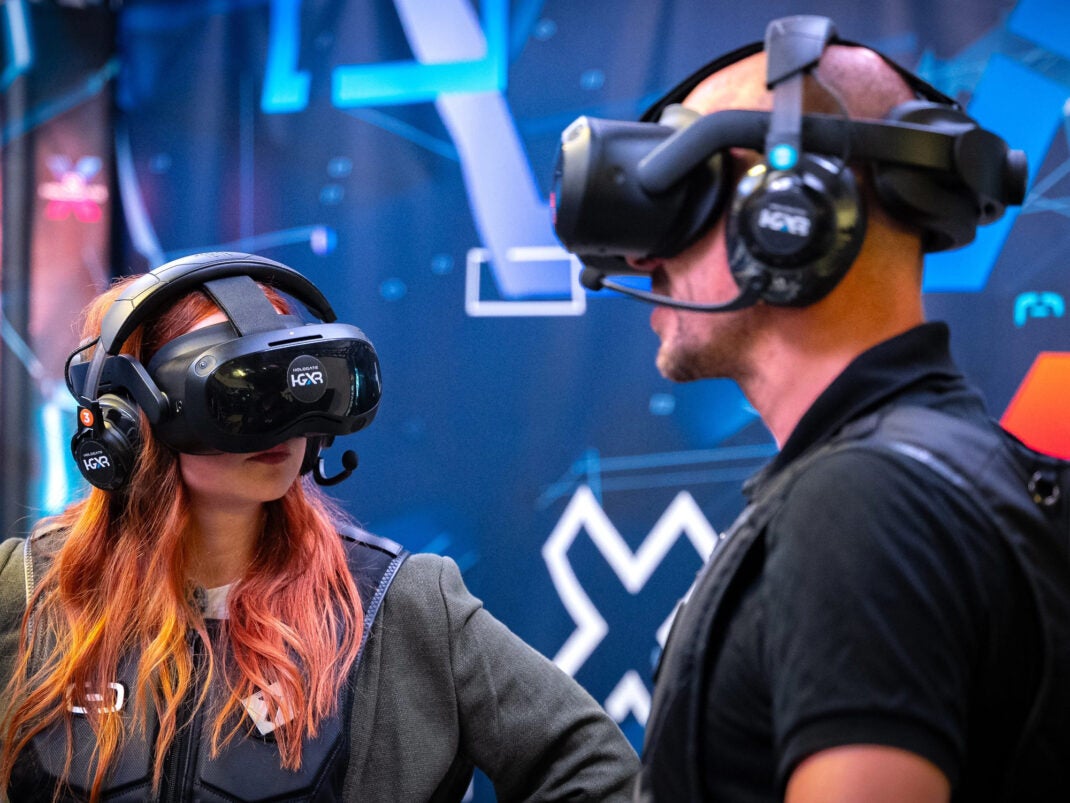 Gespräch in der Hologate Simulation mit VR-Brillen, Mikrofonen und Kopfhörern zwischen Johanna von inside digital mit einem Vertreter von HTC und Hologate