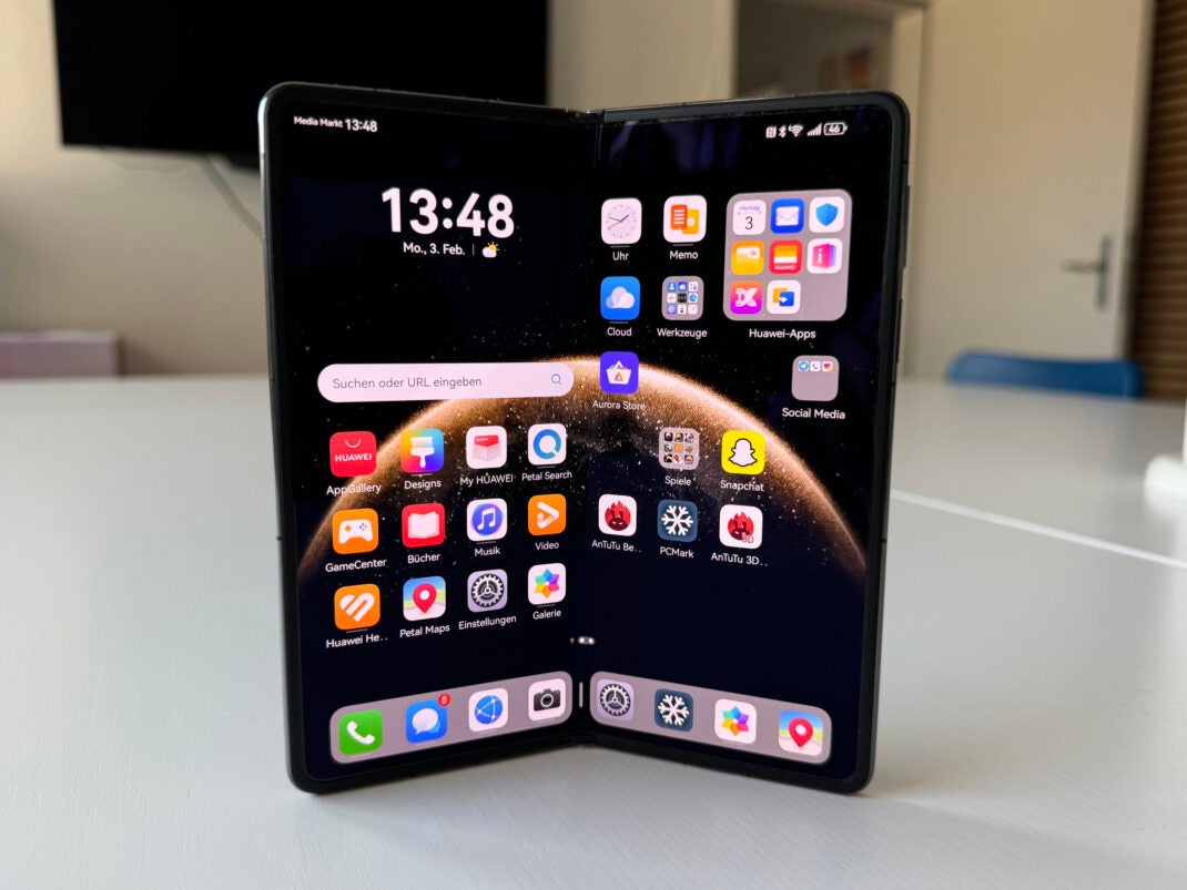 Huawei Mate X6 mit aufgeklapptem Display