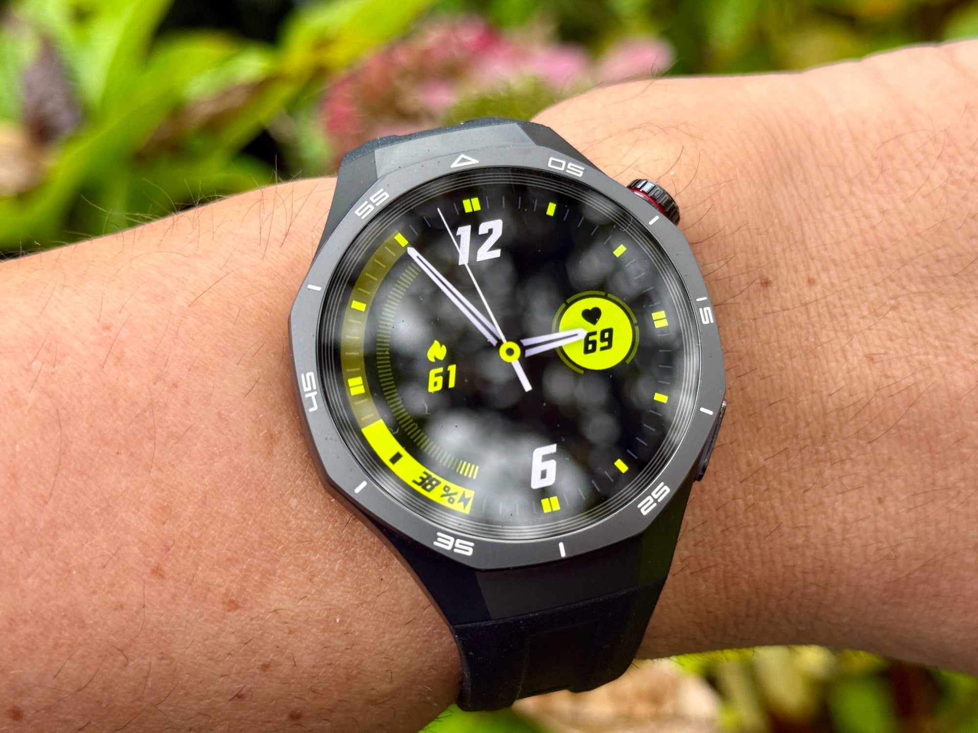 Huawei Watch GT 5 Pro im Test von inside digital am Handgelenk von Hayo Lücke.