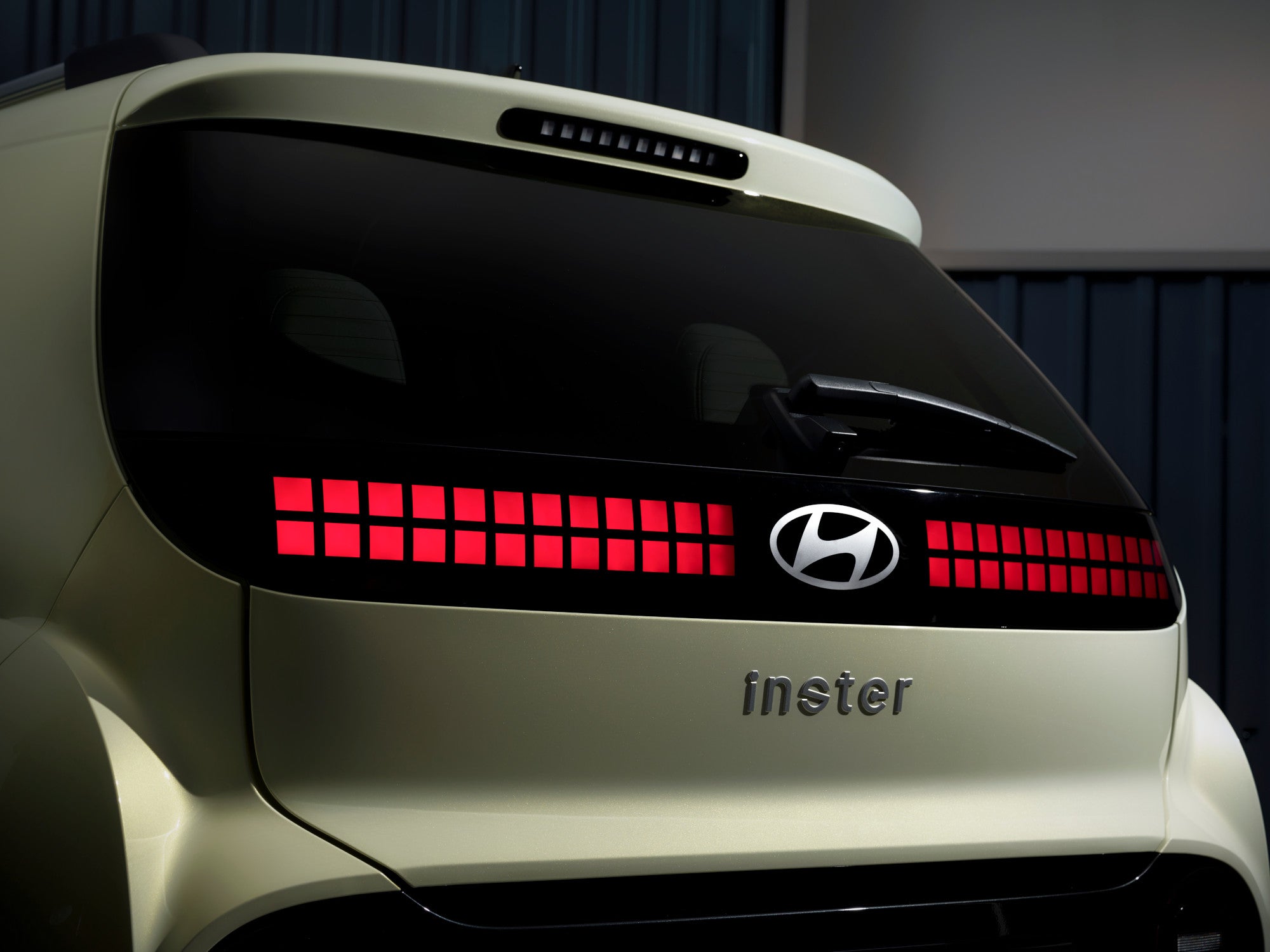 Hyundai Inster in der Heckansicht.