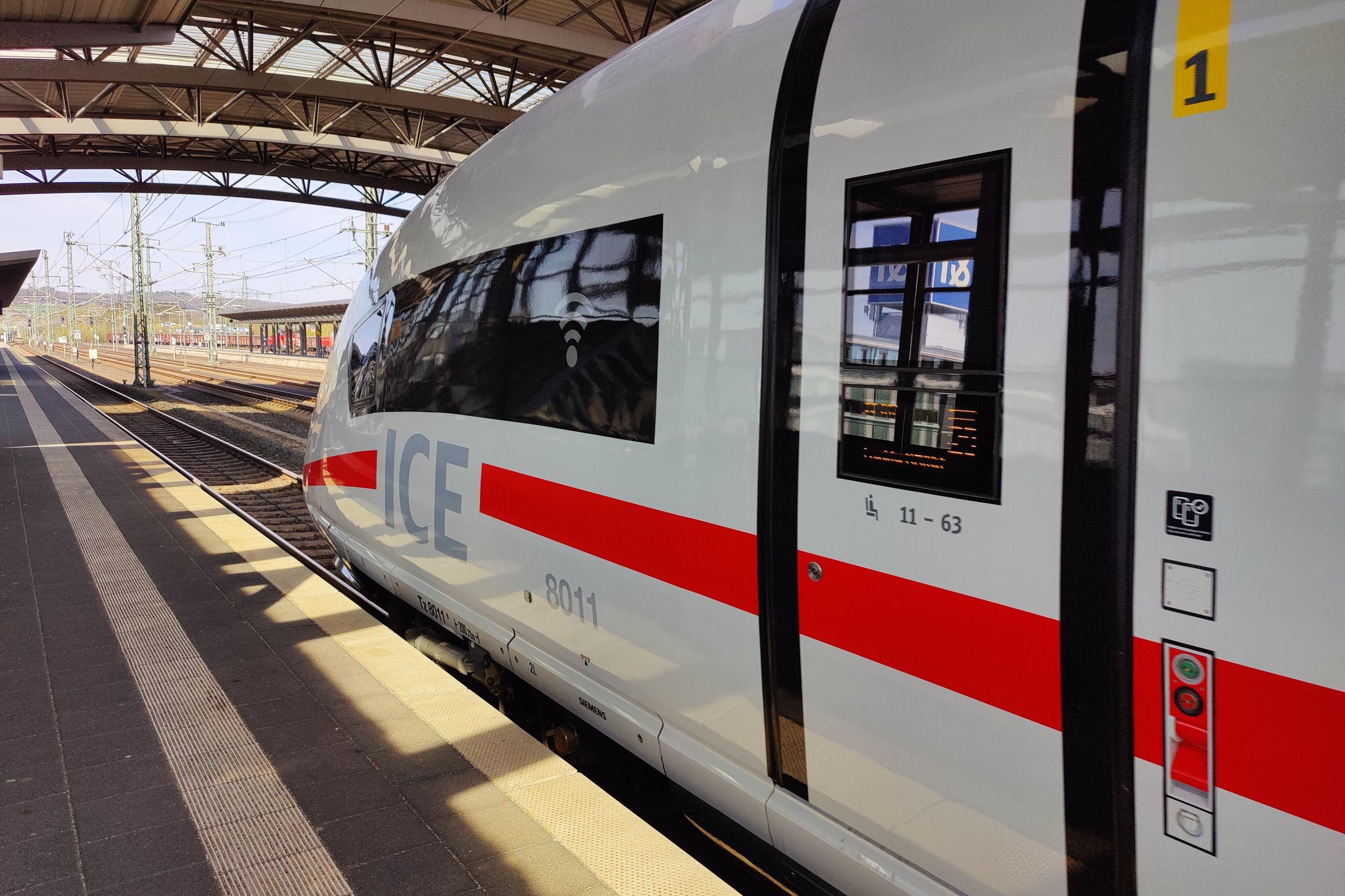 Ein ICE 3 Neo der Deutschen Bahn im Bahnhof Montabaur