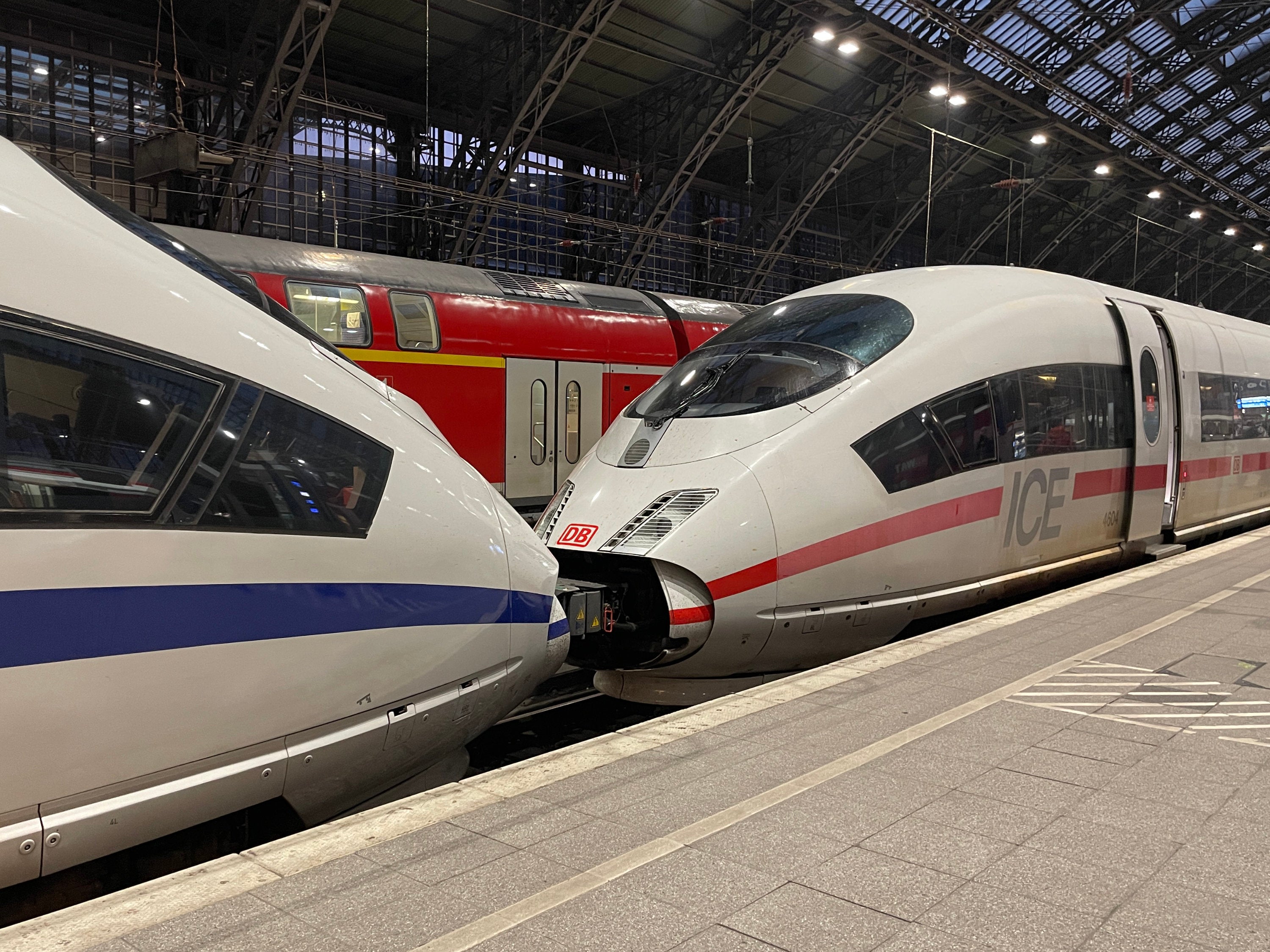 Zwei ICE 3M der Deutschen Bahn stehen im Kölner Hauptbahnhof