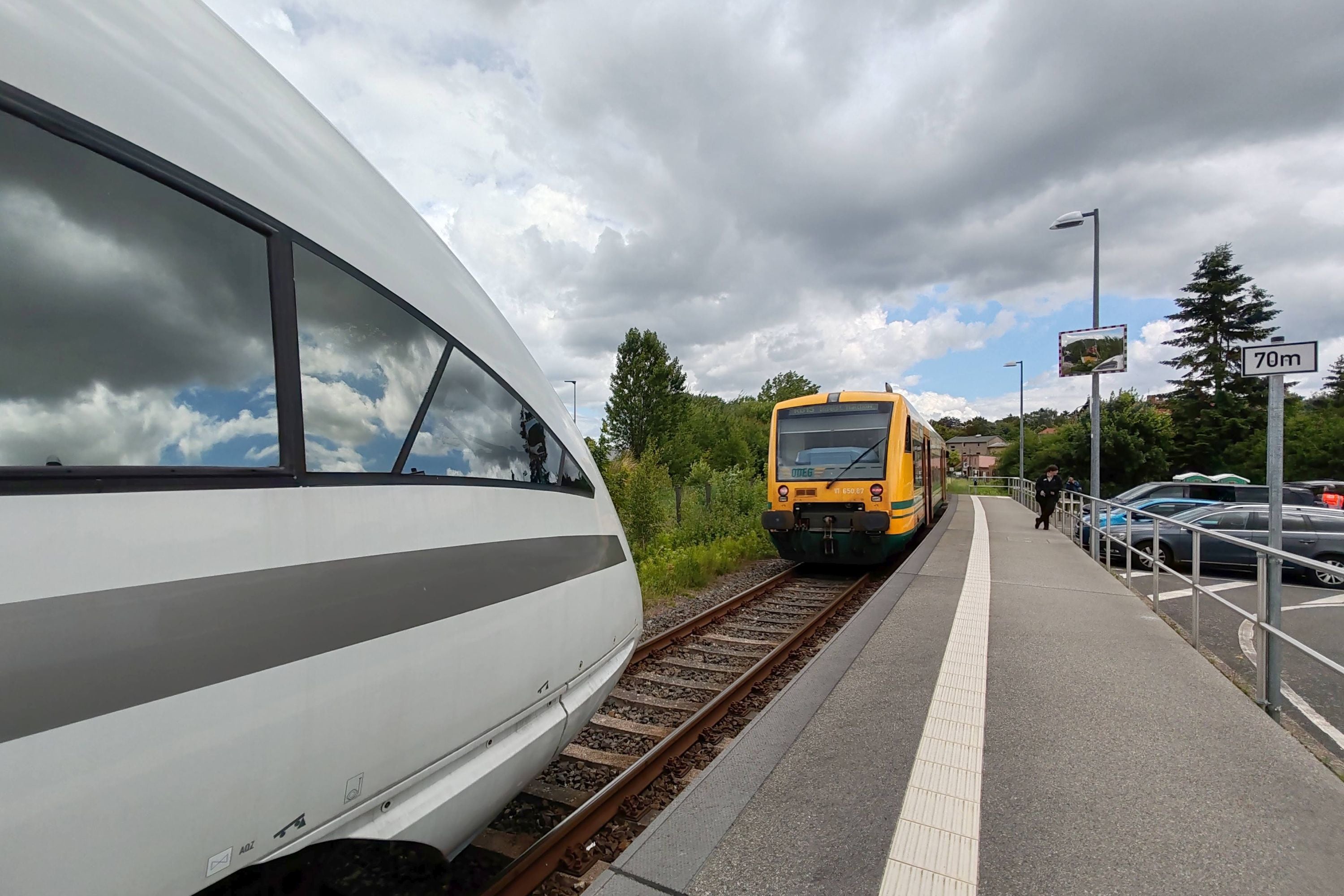 Ein ICE und ein Regionalzug der ODEG stehen sich gegenüber