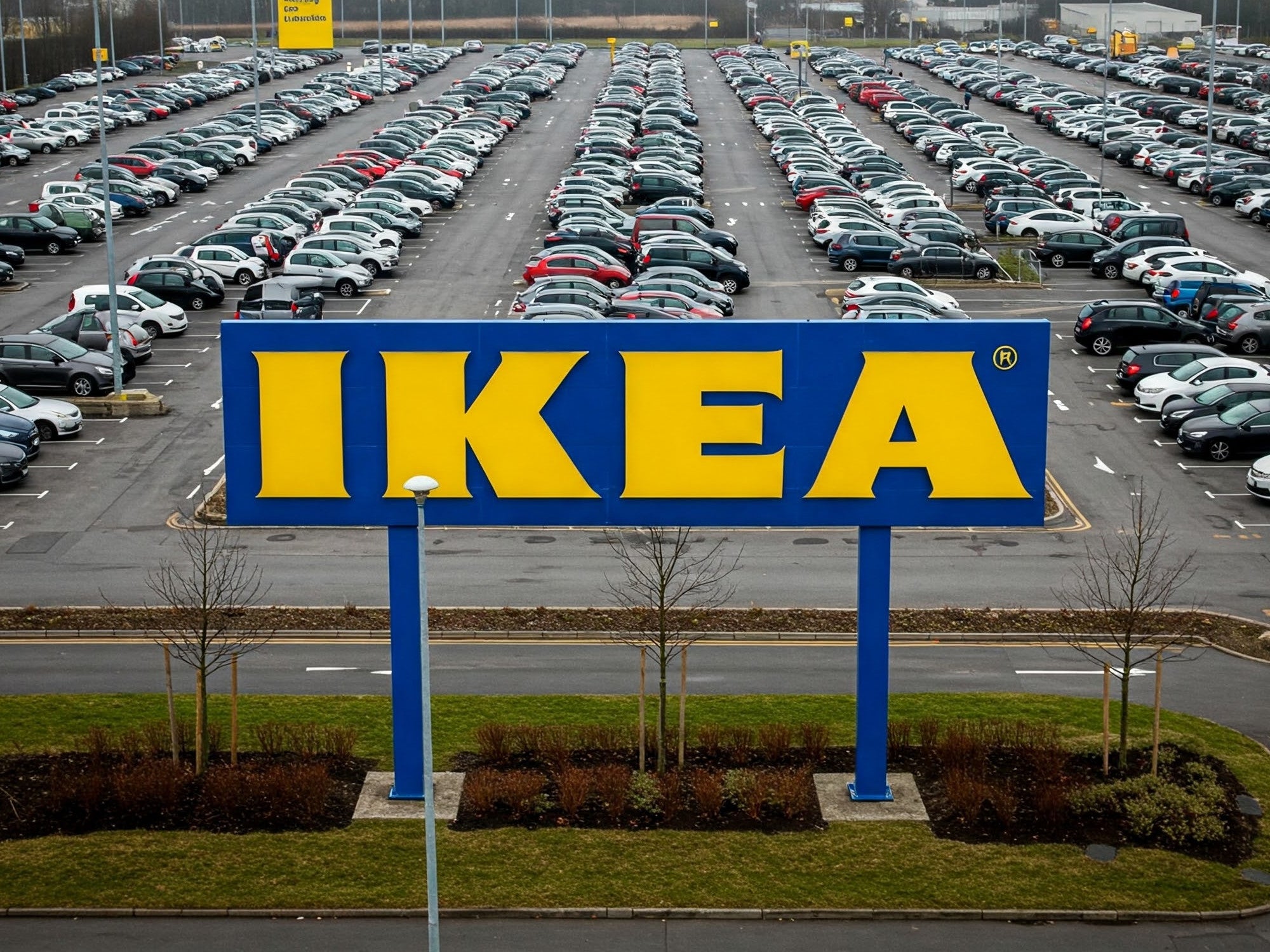 Ikea-Logo vor einem Parkplatz.