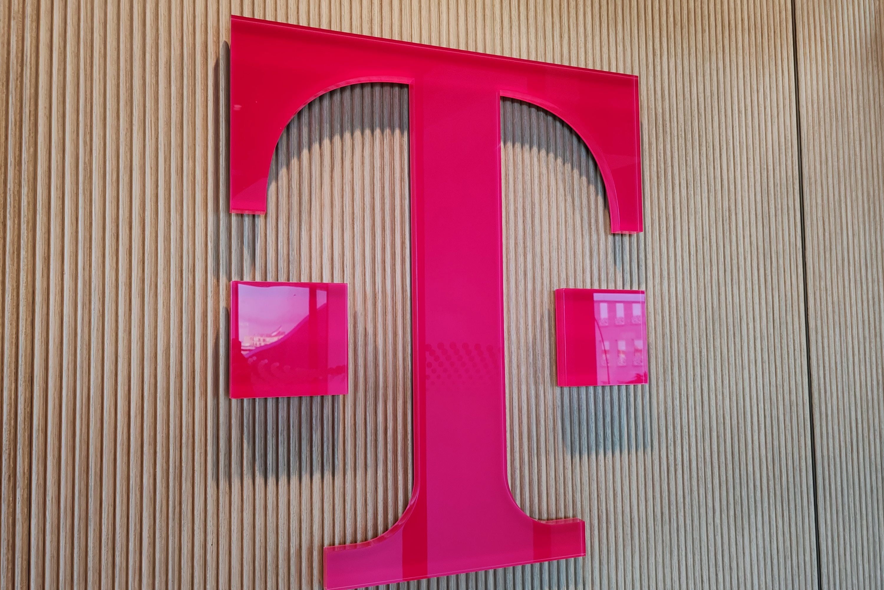 Telekom-Logo auf einer Wand