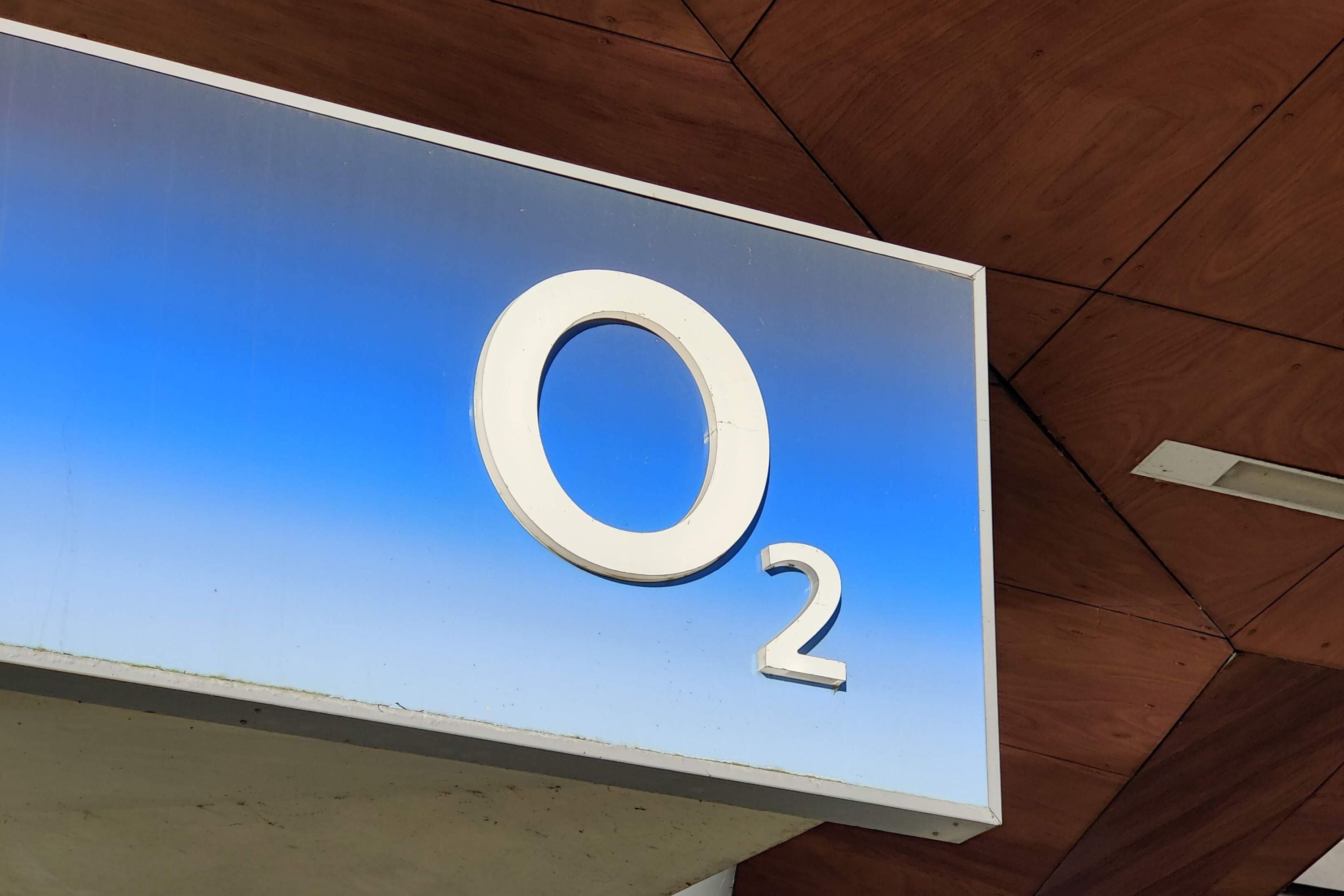 Das Logo von O2 auf einem Schild