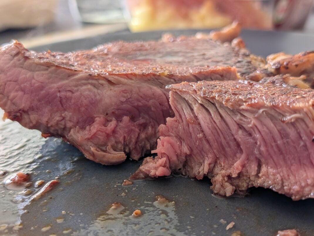 In der Mitte ist das Steak rosarot - das Grillergebnis ist top!