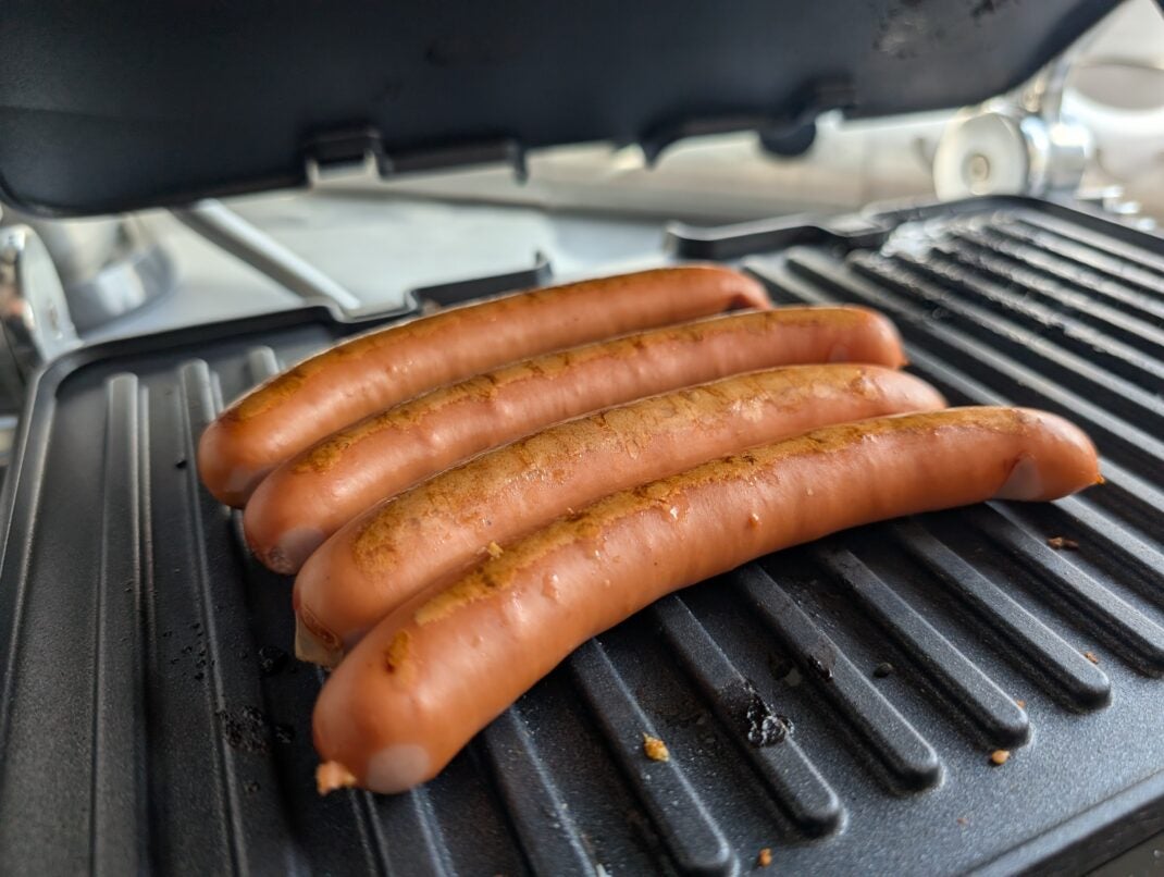 In der Ofenposition bleibt der Kontaktgrill ein Stück weit geöffnet - der Inhalt bekommt von oben und unten Hitze