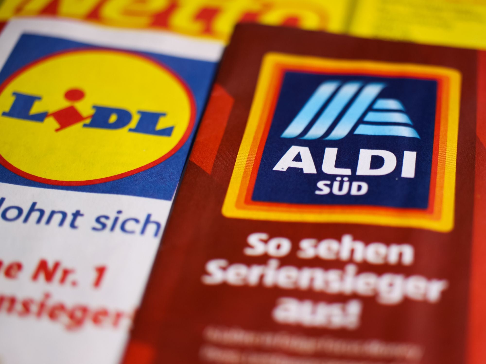 Lidl und Aldi Prospekte liegen auf einem Tisch